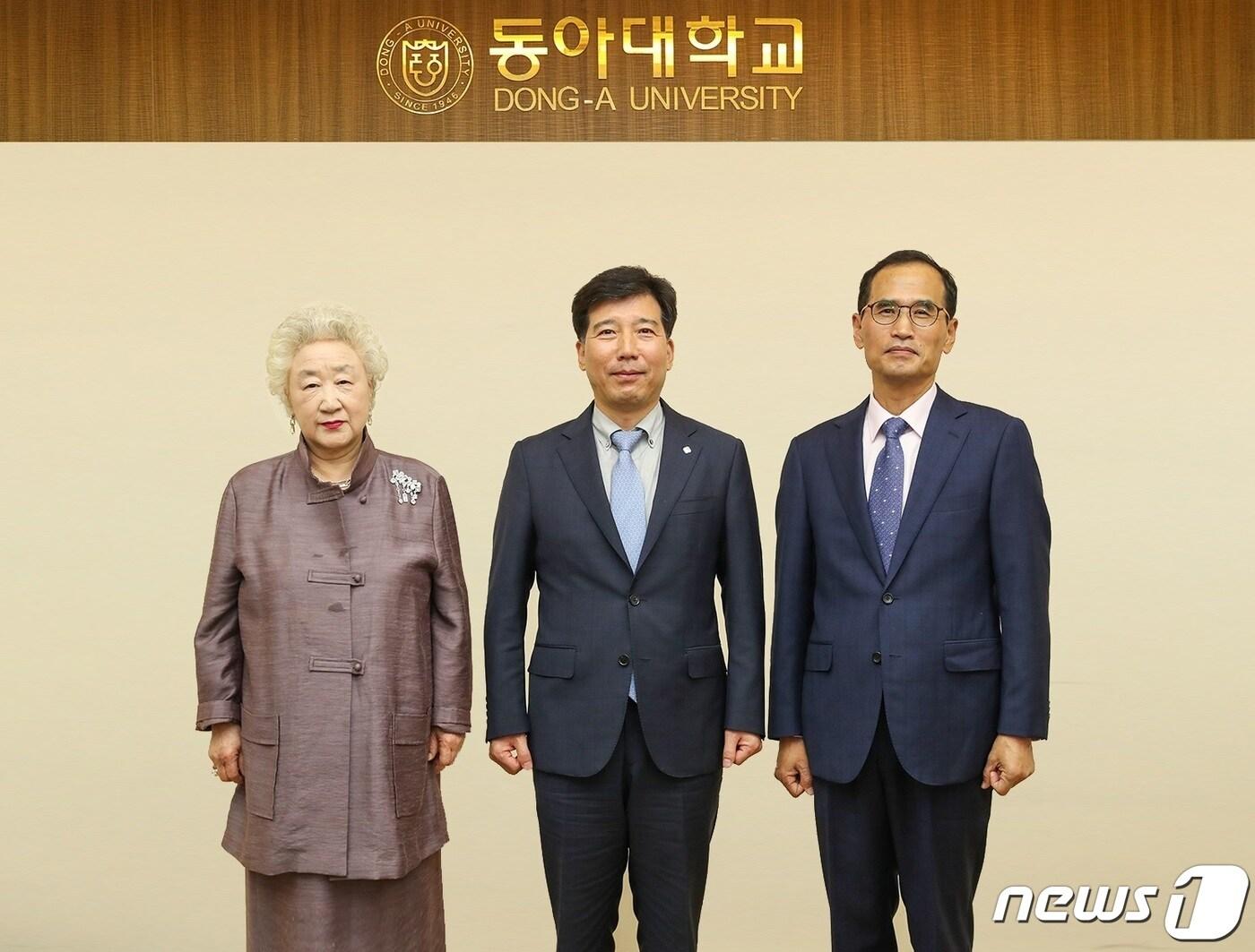 본문 이미지 - 왼쪽부터 오낭자 전 명예교수와 이해우 동아대 총장, 남영신 전 육군참모총장.(동아대 제공)