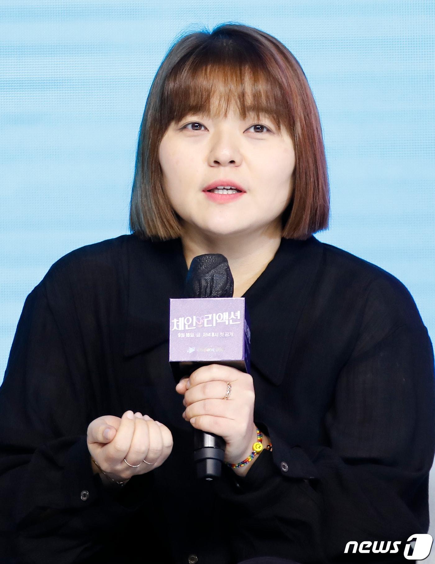 본문 이미지 - 조미선 작가가 14일 오전 서울 영등포구 여의도 콘래드 호텔에서 열린 쿠팡플레이 첫 번째 예능 ‘체인리액션’ 제작발표회에서 인사말을 하고 있다. ‘체인리액션’은 지상낙원 사이판으로 떠난 8명의 남녀가 체인으로 묶여 밤과 낮을 함께 보내는 짜릿한 리얼 데이팅 예능 프로그램이다. 2022.9.14/뉴스1 ⓒ News1 권현진 기자