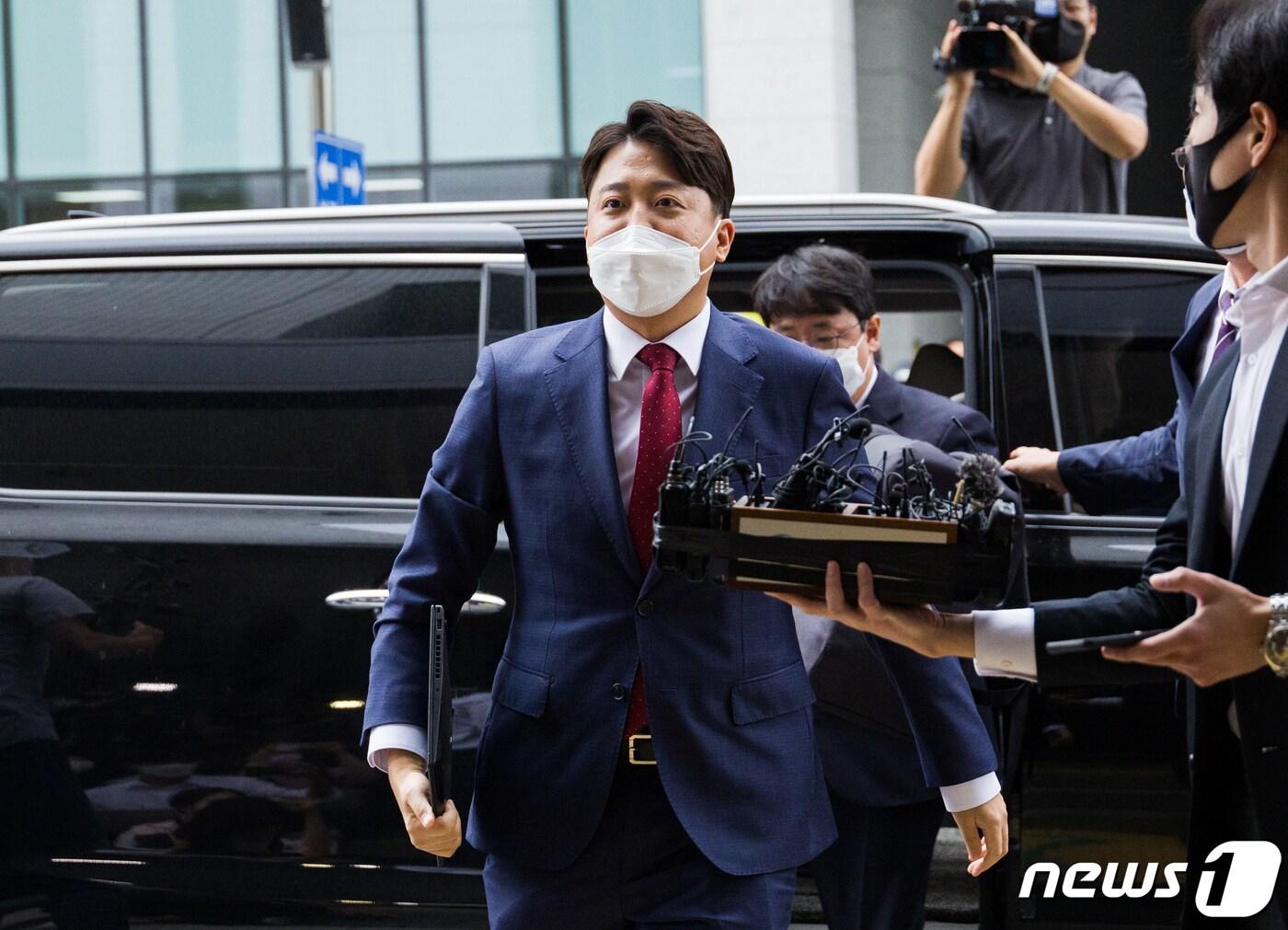 본문 이미지 - 이준석 국민의힘 전 대표가 14일 서울 양천구 서울남부지방법원에서 열린 국민의힘 당헌 효력 정지 가처분 심문에 출석하기 위해 차에서 내리고 있다. 2022.9.14/뉴스1 ⓒ News1 국회사진취재단