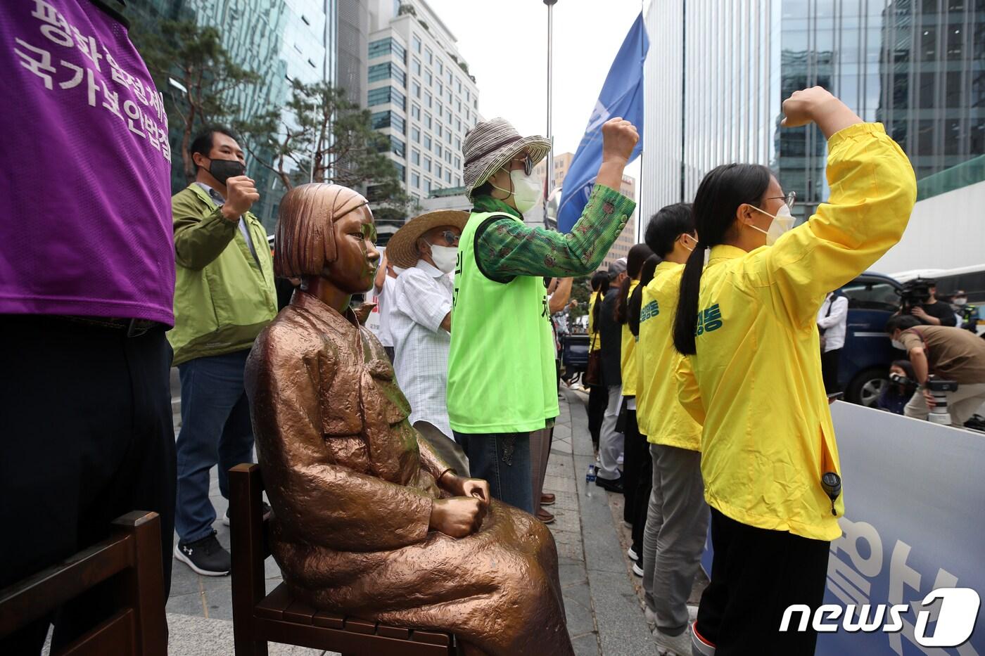 반일행동 구성원들이 14일 오후 서울 종로구 옛 주한일본대사관 인근에서 친일행각 윤석열 무리청산 일본군 성노예제 문제 철저해결 기자회견을 하고 있다. 2022.9.14/뉴스1 ⓒ News1 이승배 기자