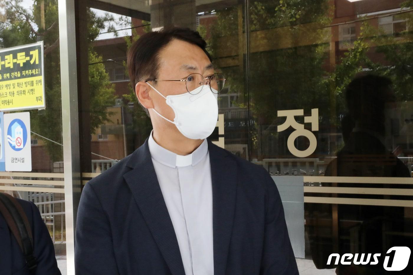 본문 이미지 - 전두환 회고록 관련 손해배상소송 항소심 선고공판이 열린 2022년 9월 14일 오후 광주 동구 광주지방법원에서 고 조비오 신부 조카 조영대 신부가 재판 참석에 앞서 취재진과 인터뷰를 하고 있다. 2022.9.14 ⓒ 뉴스1 정다움 기자