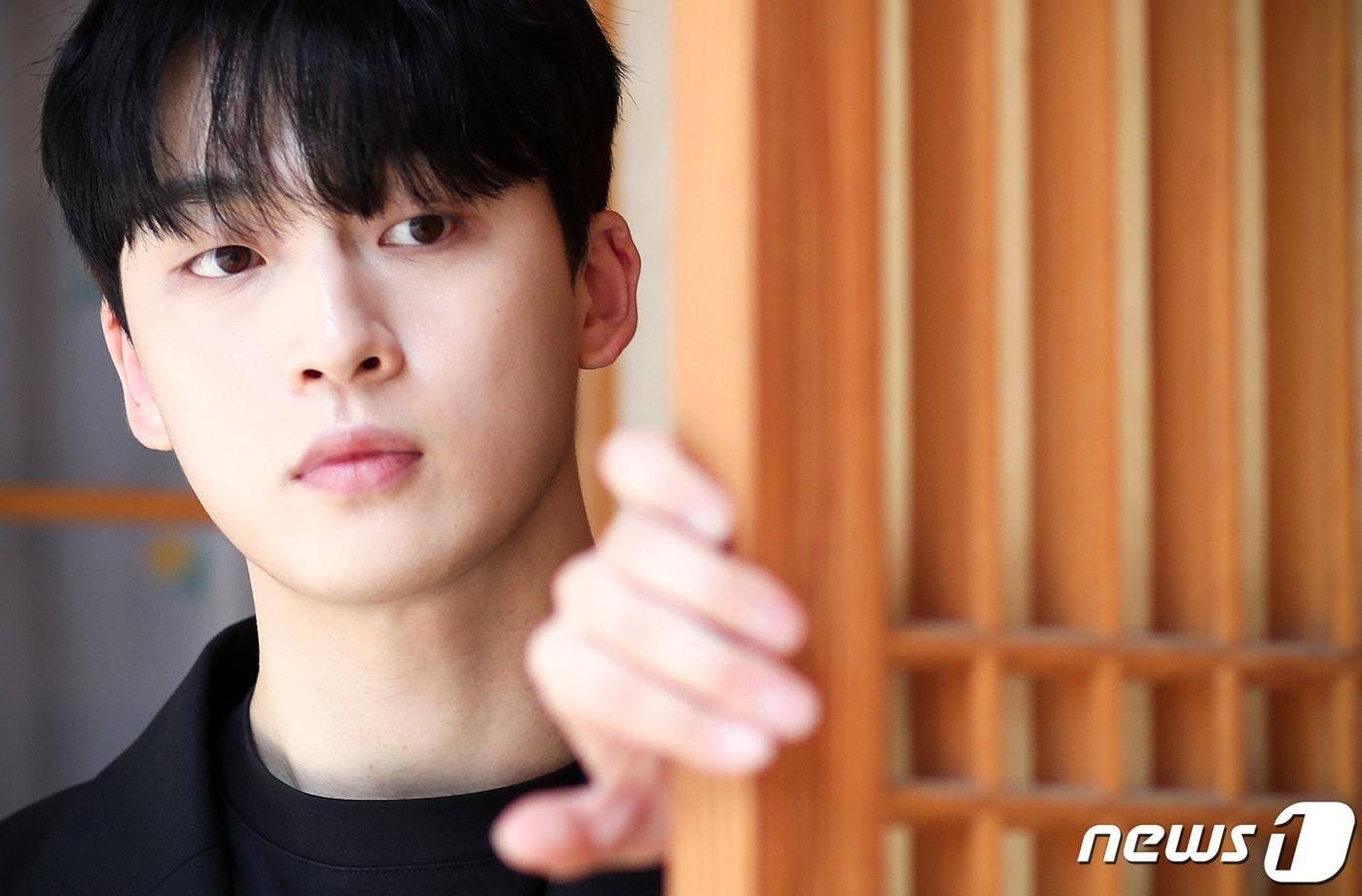 본문 이미지 - 배우 김강민이 14일 서울 종로구 인근에서 뉴스1과의 인터뷰에 앞서 포즈를 취하고 있다. 2022.9.14/뉴스1 ⓒ News1 이동해 기자