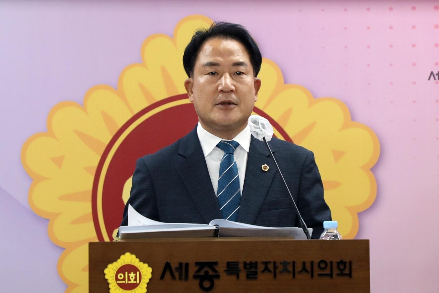 본문 이미지 - 상병헌 세종시의회의장이 14일 시의회 1층 대강당에서 의정브리핑을 하고 있다. (세종시의회 제공) / news1