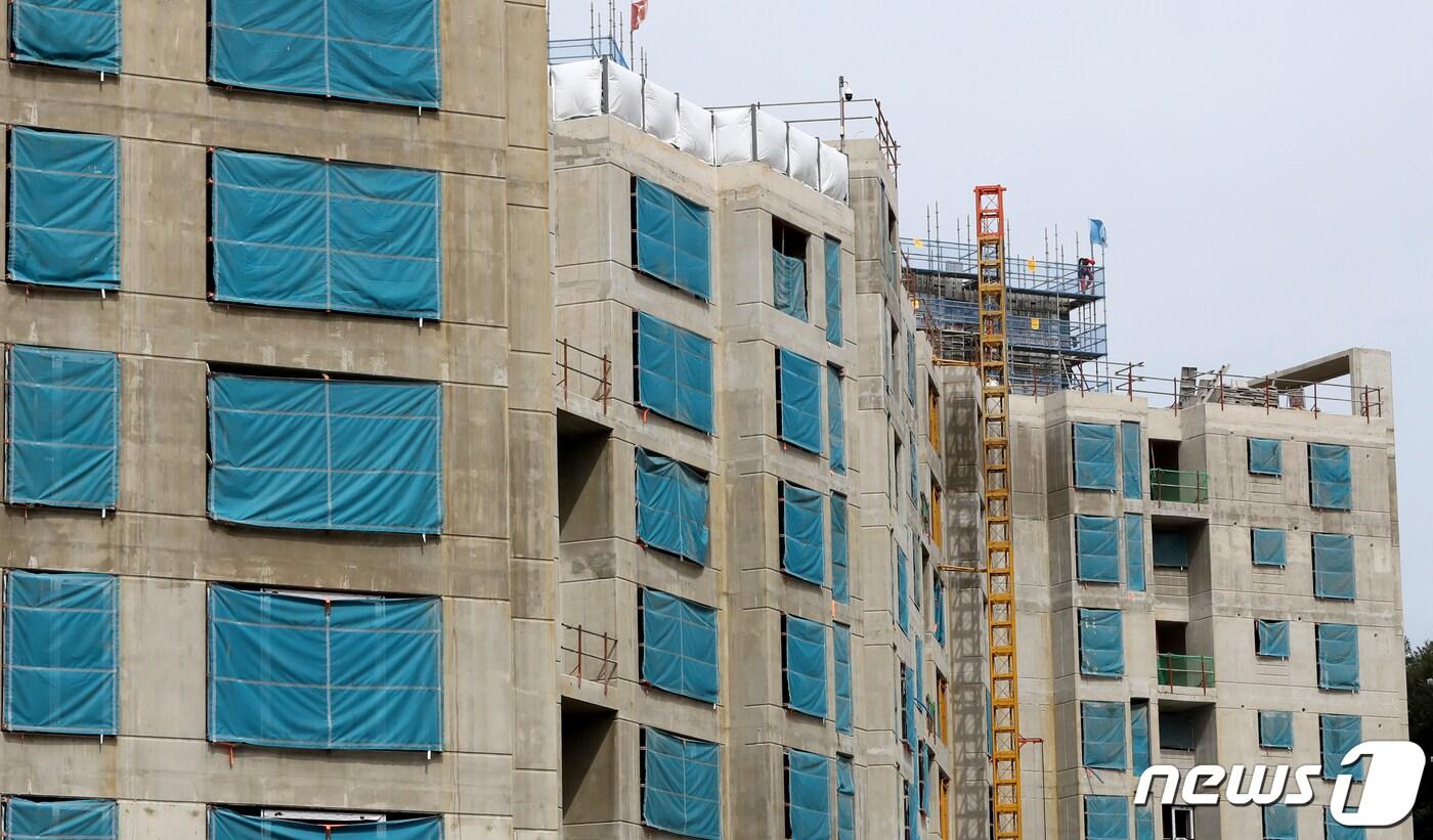 본문 이미지 - 서울의 한 신축 아파트 공사 현장.(사진은 기사 내용과 무관함) / 뉴스1 ⓒ News1