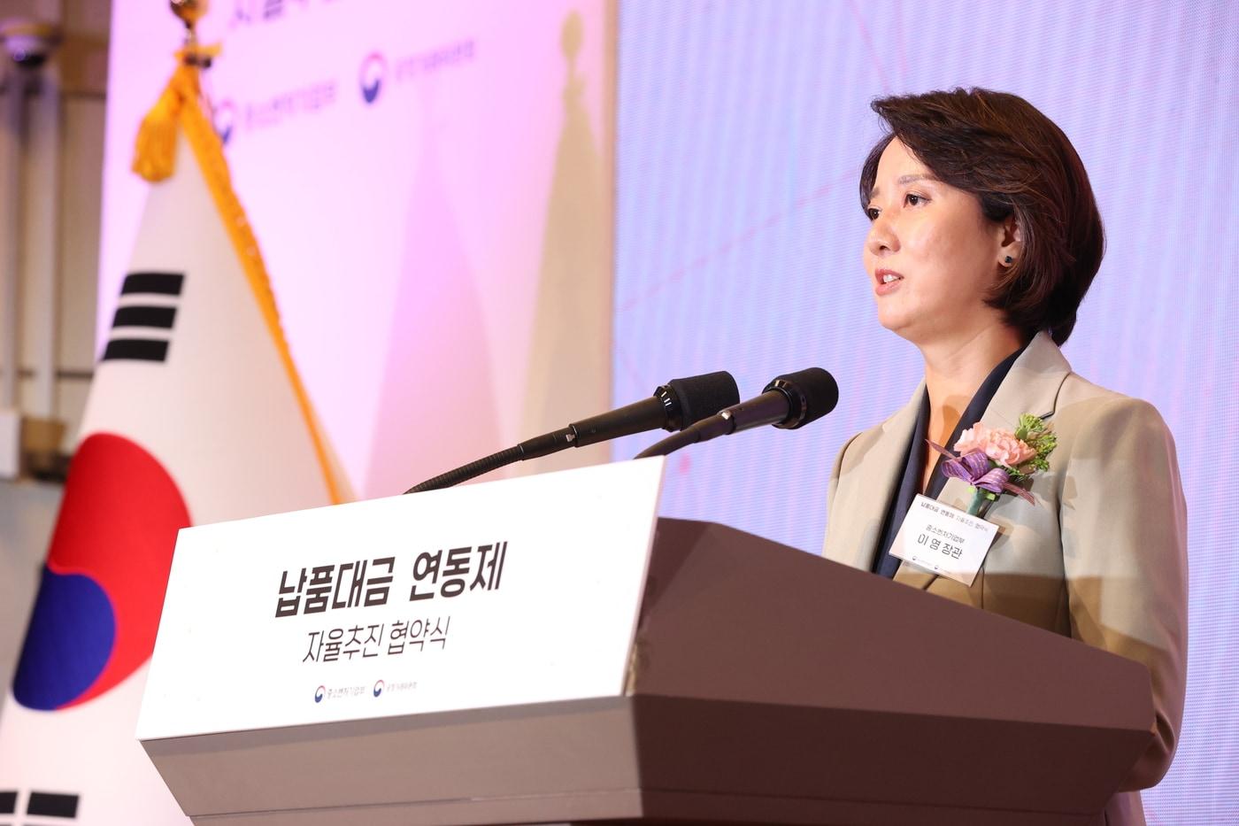 본문 이미지 - 이영 중소벤처기업부 장관이 14일 서울 서초구 KT우면연구센터에서 열린 ‘납품대금 연동제 자율추진 협약식’에서 인사말을 하고 있다.(중소벤처기업부 제공)