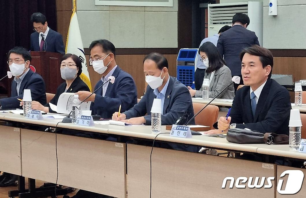 본문 이미지 - 14일 '원팀 비전 공유 현장간담회' 일정으로 강원 동해 망상컨벤션센터에 방문한 김진태 강원도지사가 인사말을 하고 있다. 2022.9.14/뉴스1 윤왕근 기자 ⓒ News1 윤왕근 기자