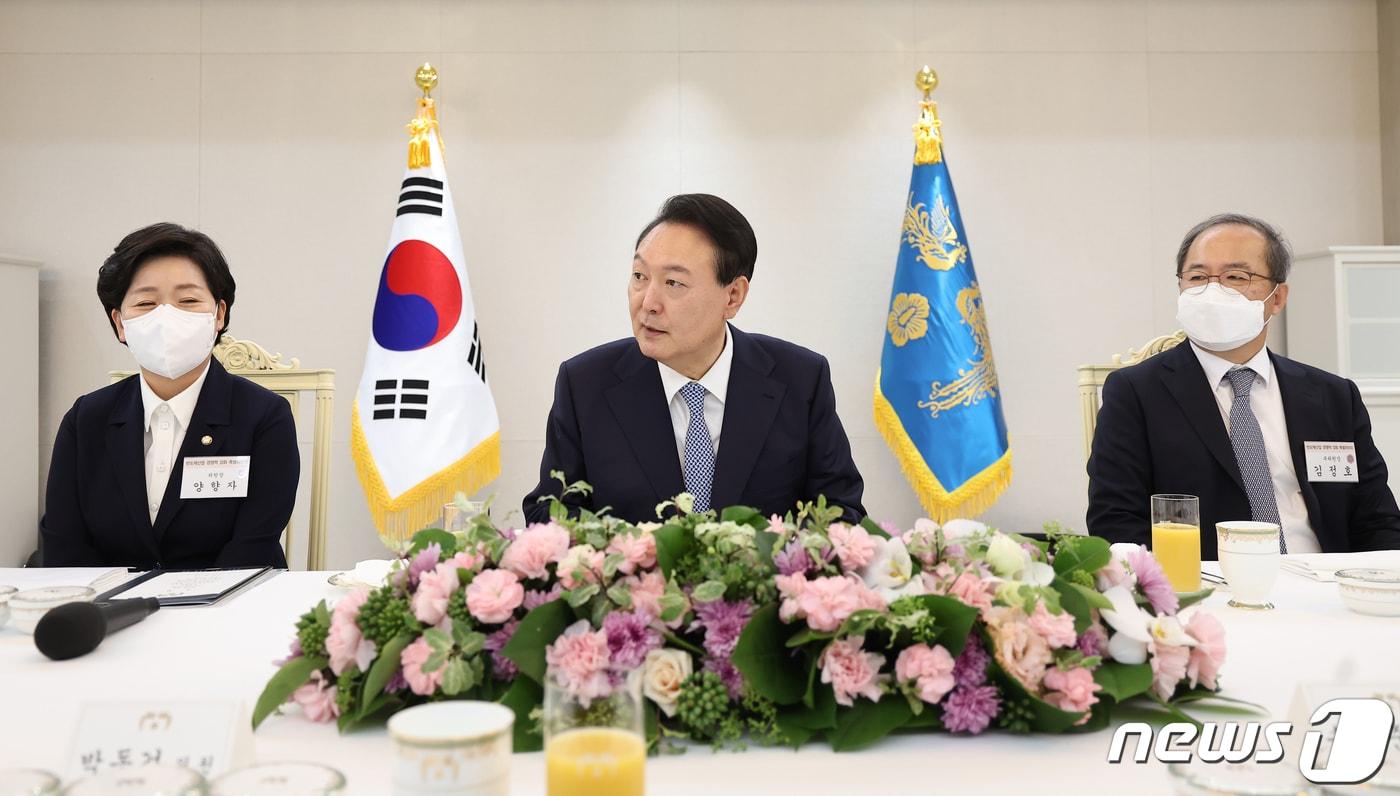 본문 이미지 - 윤석열 대통령이 14일 용산 대통령실 청사에서 열린 국민의힘 반도체산업경쟁력강화특위 오찬 간담회에서 인사말을 하고 있다. (대통령실 제공) 2022.9.14/뉴스1 ⓒ News1 오대일 기자