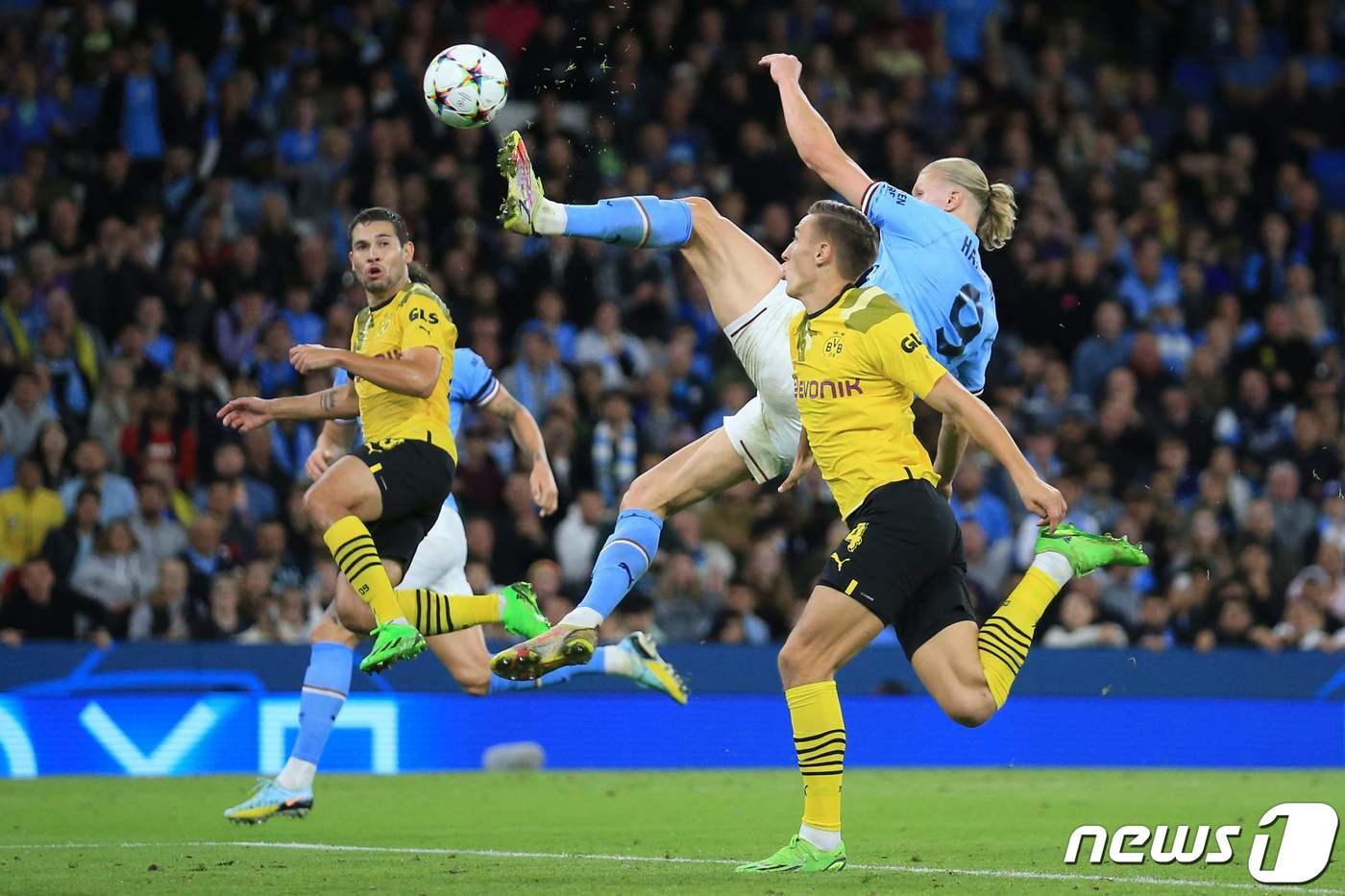 도르트문트 수비를 뚫어내고 결승골을 터트린 맨시티 홀란드(가운데) ⓒ AFP=뉴스1