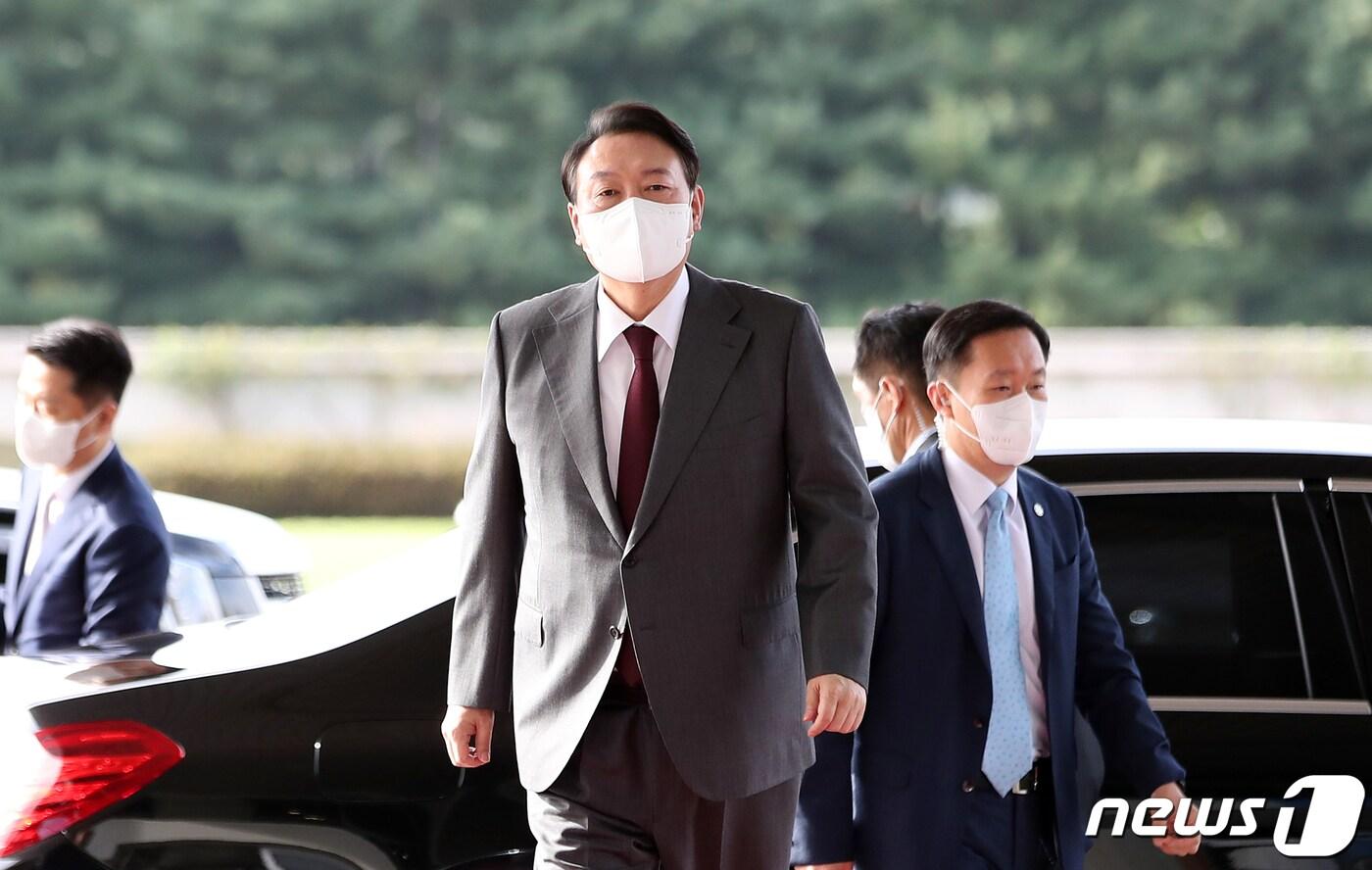 본문 이미지 - 윤석열 대통령이 15일 오전 용산 대통령실 청사로 출근하고 있다. 2022.9.15/뉴스1 ⓒ News1 오대일 기자