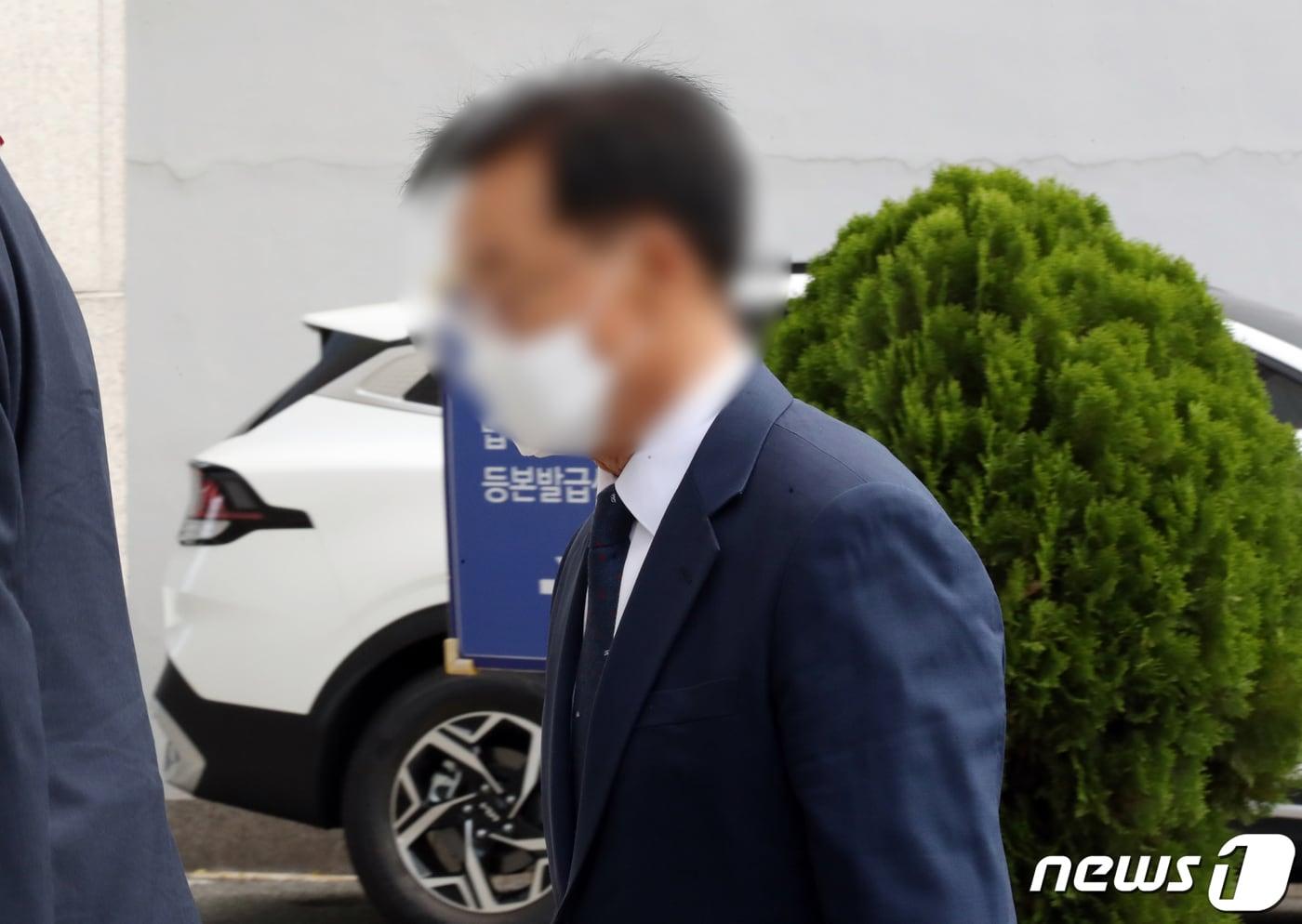 본문 이미지 - 뇌물공여·뇌물수수·업무상 배임 등의 혐의를 받는 광주 동구 학동4구역 재개발사업 조합장 조모씨(75)가 15일 오전 광주지방법원에서 구속 전 피의자 심문(영장실질심사)를 받기 위해 법정으로 들어가고 있다. 2022.9.15/뉴스1
