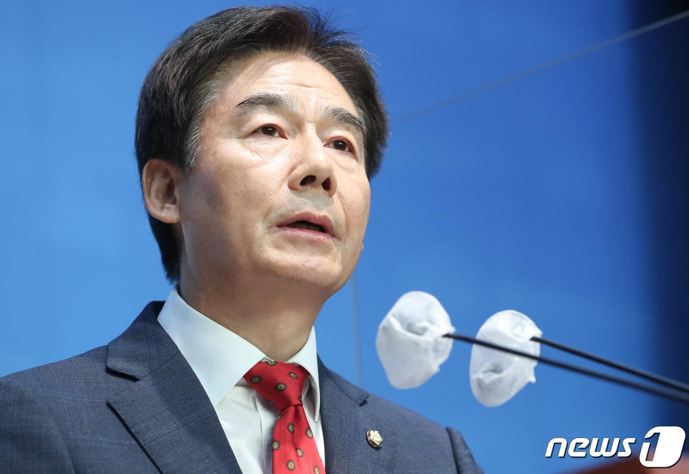 본문 이미지 - 이용호 국민의힘 의원이 15일 서울 여의도 국회 소통관에서 기자회견을 열고 원내대표 출마 선언을 하고 있다. 2022.9.15/뉴스1 ⓒ News1 허경 기자