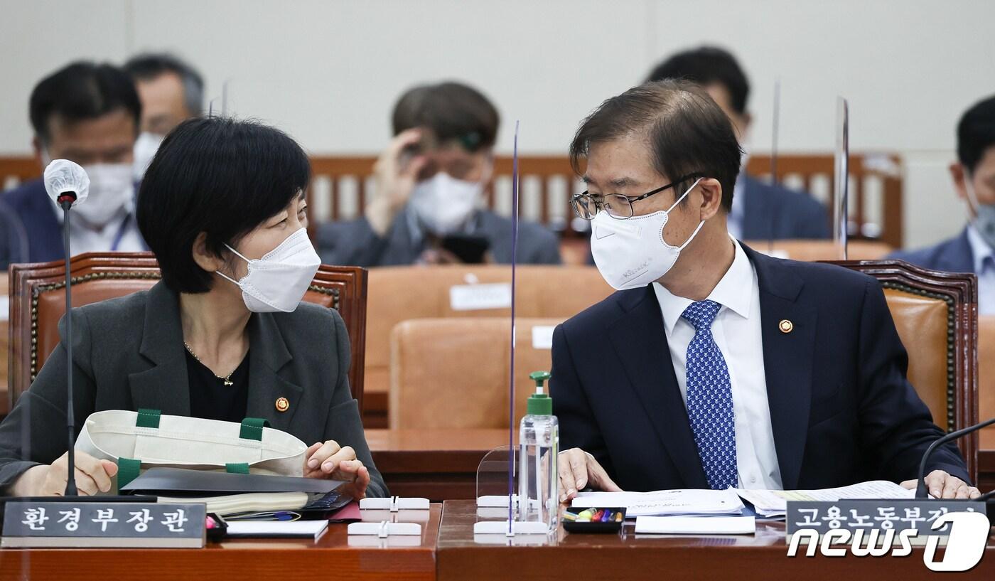 본문 이미지 - 한화진 환경부 장관(왼쪽)과 이정식 고용노동부 장관이 15일 서울 여의도 국회에서 열린 환경노동위원회 전체회의에서 대화를 나누고 있다. (공동취재) 2022.9.15/뉴스1 ⓒ News1 유승관 기자