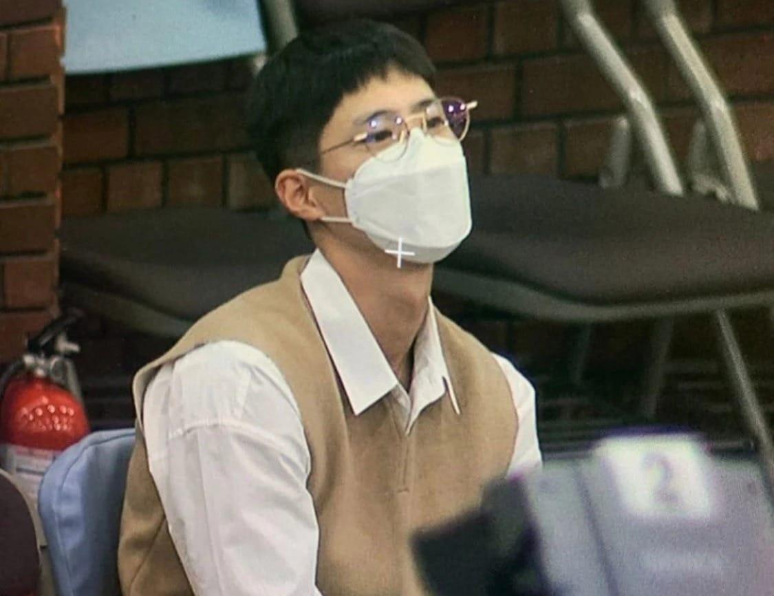 본문 이미지 - 서울 용산구의 한 교회에서 포착된 배우 박보검. (온라인 커뮤니티 갈무리)