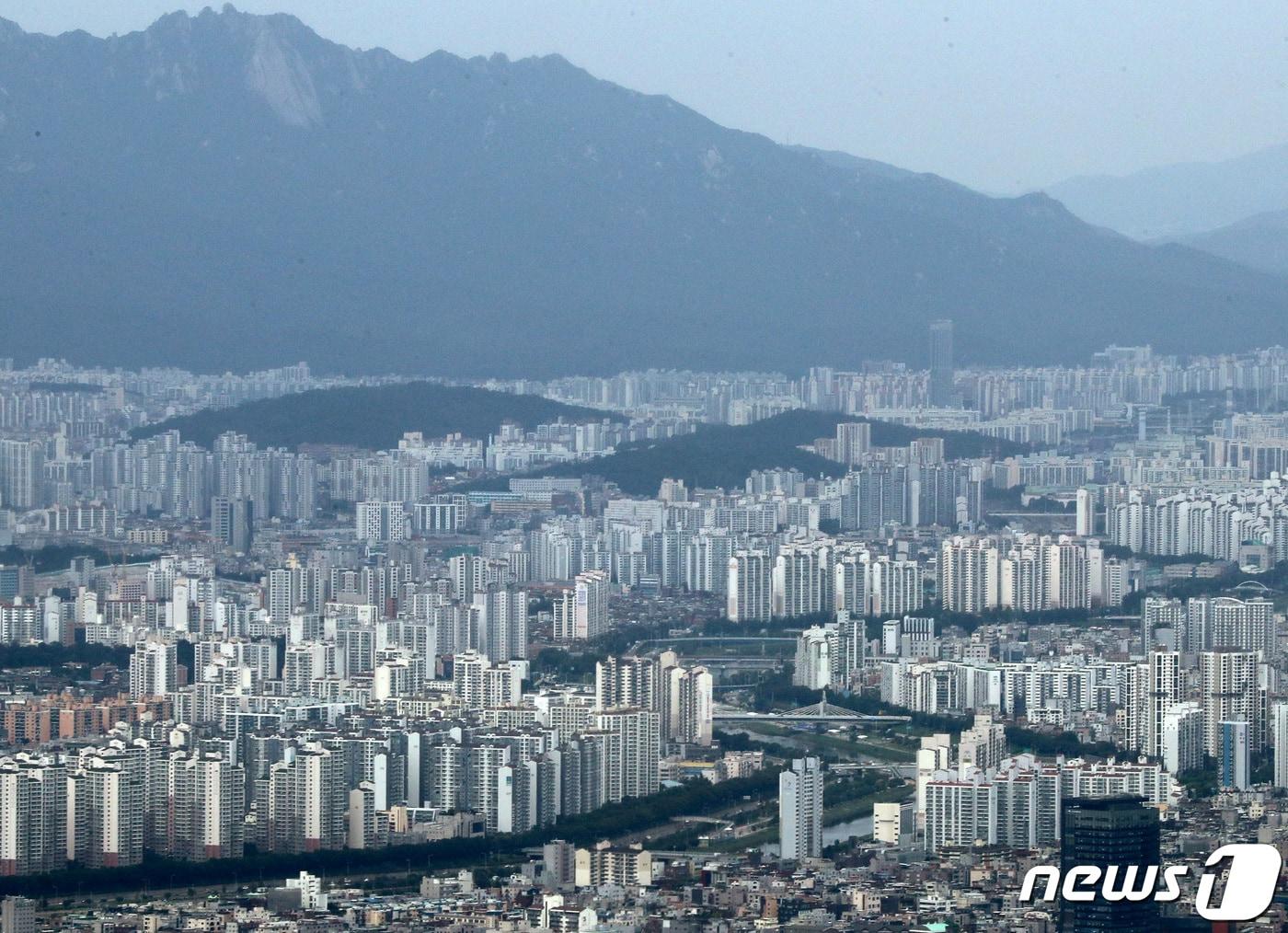 본문 이미지 - 서울 송파구 롯데월드타워 전망대 서울스카이에서 바라본 강북지역 아파트 단지. (자료사진) 2022.9.15/뉴스1 ⓒ News1 구윤성 기자