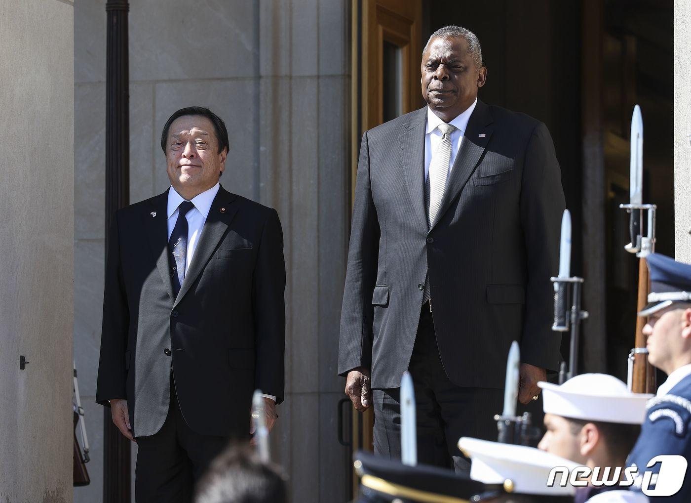 본문 이미지 - 로이드 오스틴 미국 국방장관(오른쪽)이 14일(현지시간) 버지니아주 알링턴의 펜타곤에서 하마다 야스카즈 일본 방위상을 환영하고 있다. 2022.09.14/뉴스1 ⓒ AFP=뉴스1 ⓒ News1 김민수 기자