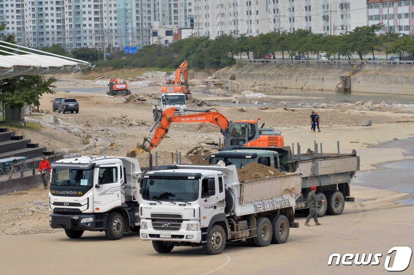 본문 이미지 - 지난해 9월 태풍 힌남노 피해지역인 경북 포항시 남구 오천읍 냉천에서 포항시와 국토부, 해병대, 해군 등이 중장비를 투입, 유실된 제방을 새로 쌓고 하천에 쌓인 토사를 퍼내는 모습 (자료사진) 2022.9.15/뉴스1 ⓒ News1 최창호 기자