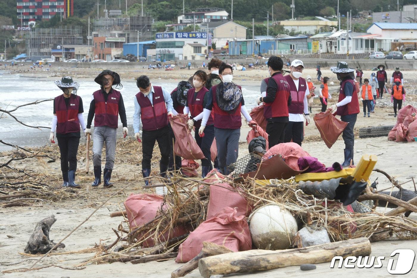 본문 이미지 - SR 임직원이 15일 경북 포항시 남구 동해면 도구해수욕장을 찾아 태풍 '힌남노' 영향으로 내륙에서 떠내려온 쓰레기 더미를 치우며 피해 복구활동을 하고 있다. (SR 제공) 2022.9.15/뉴스1