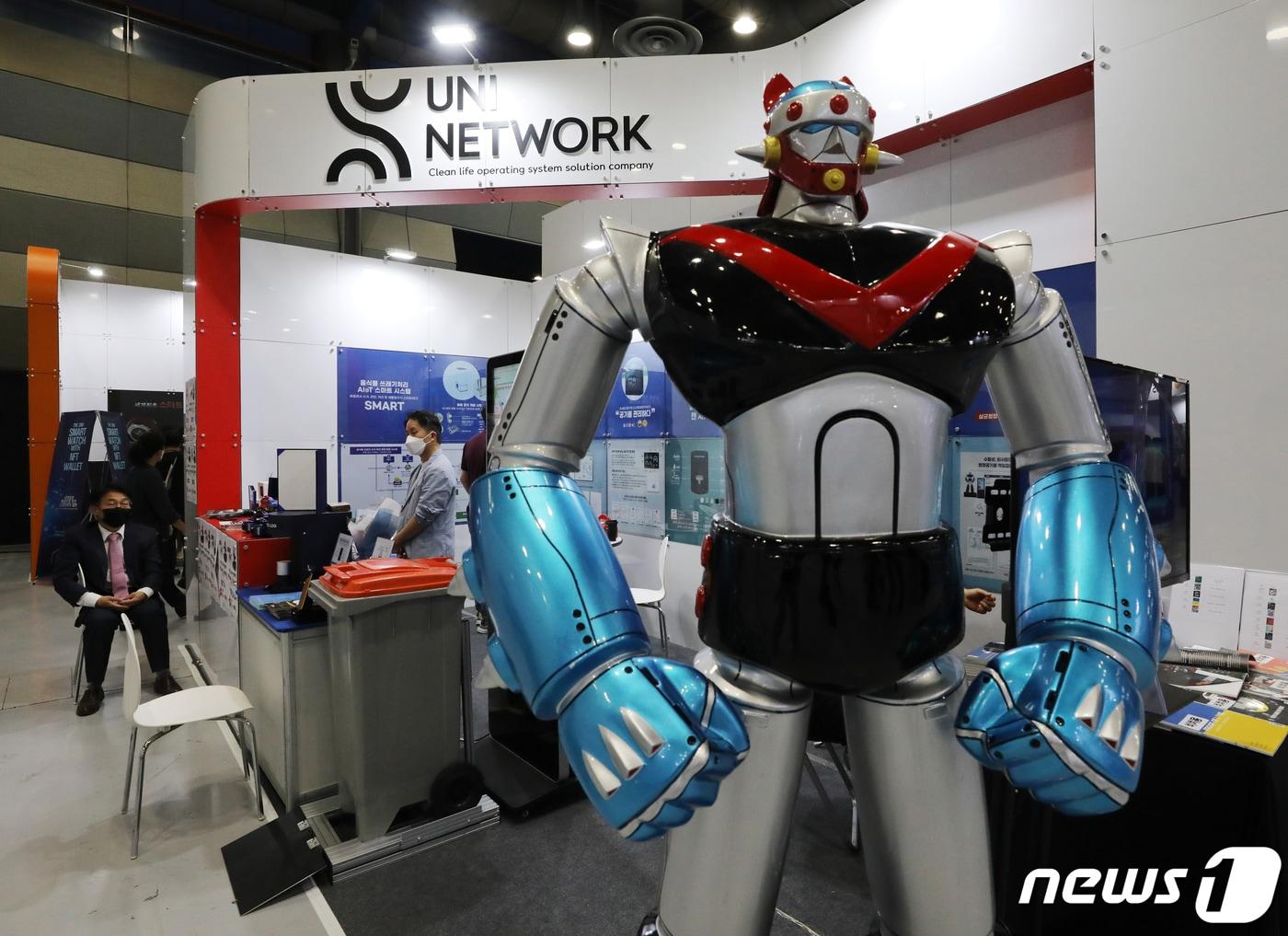 본문 이미지 - '2022 4차산업혁명 페스티벌'에 전시된 태권브이 모형.  2022.9.15/뉴스1 ⓒ News1 송원영 기자