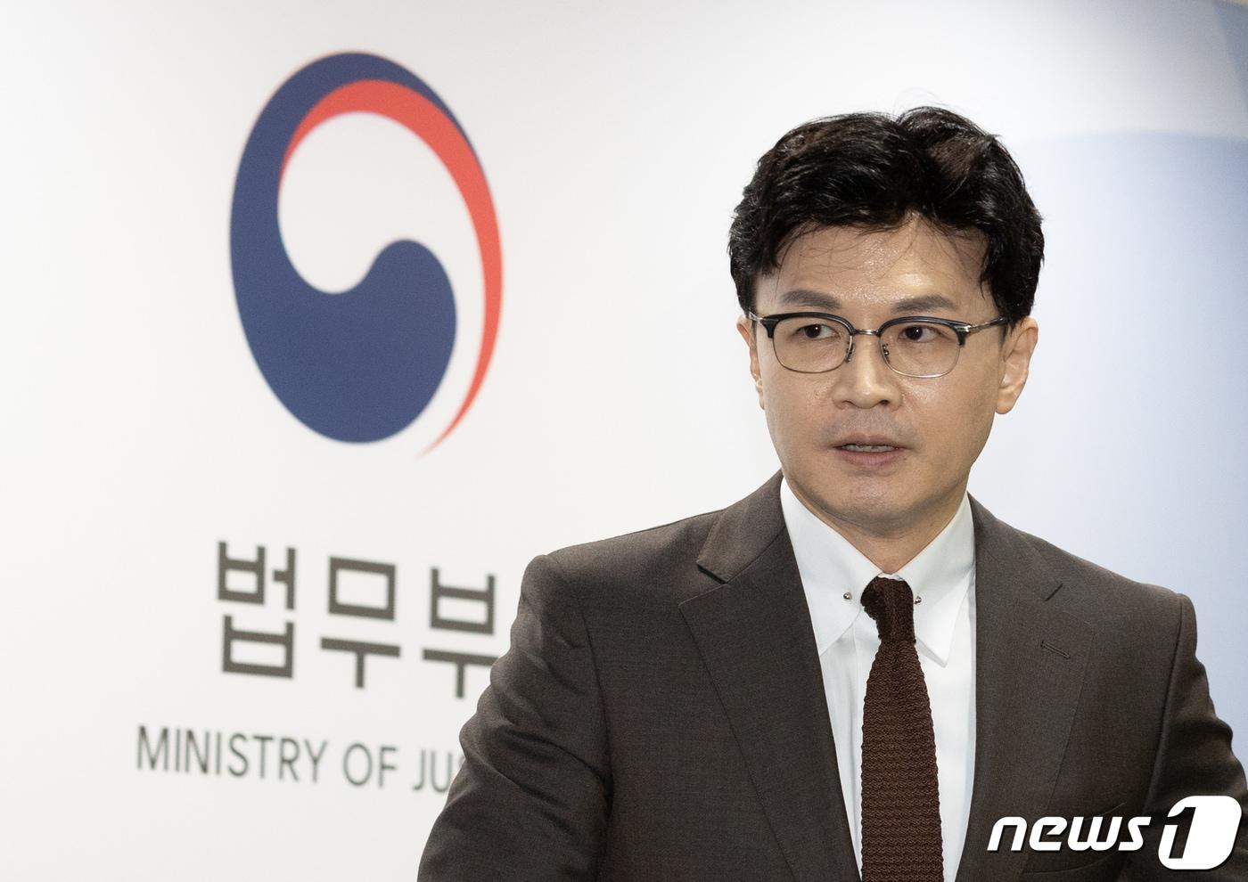 본문 이미지 - 한동훈 법무부 장관이 15일 오후 정부과천청사 법무부에서 열린 소아성기호증 아동성범죄자 치료감호 확대 추진 브리핑을 마친 후 나서고 있다.  2022.9.15/뉴스1 ⓒ News1 이재명 기자