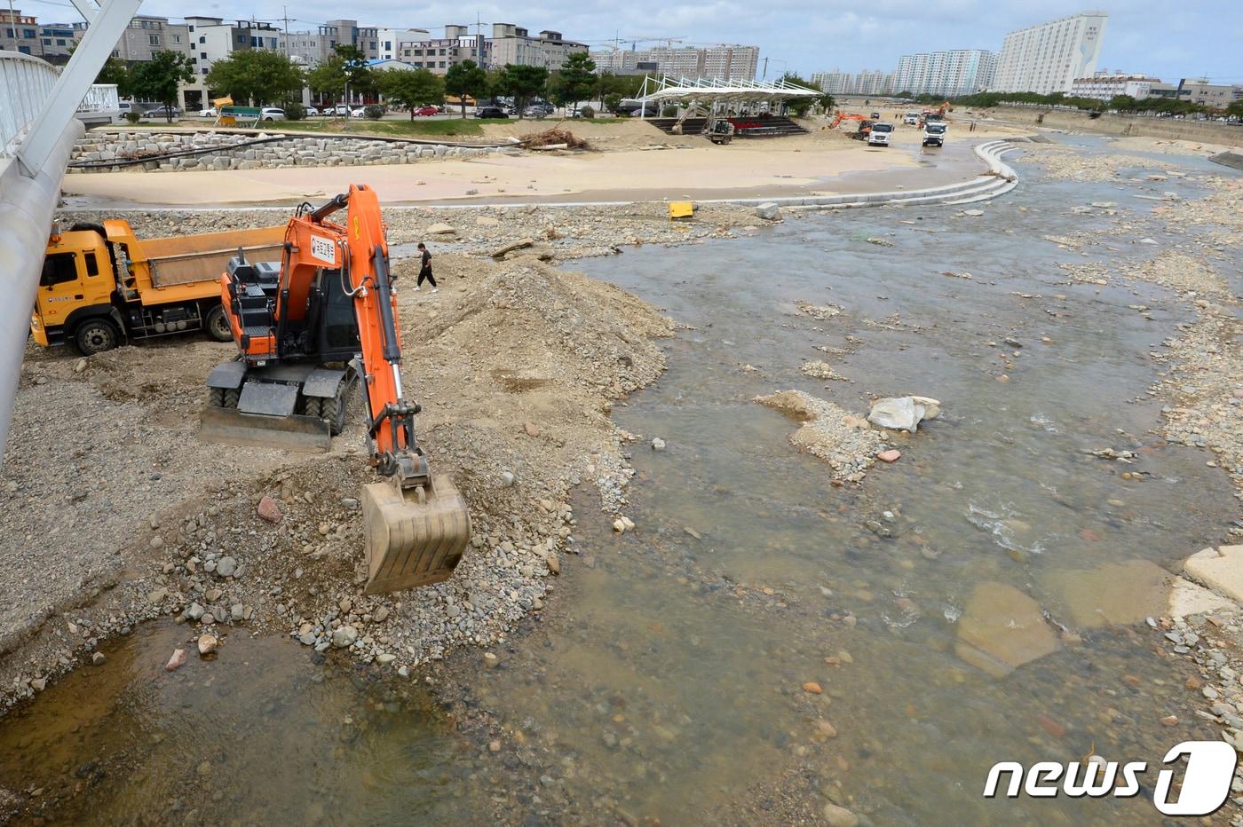 본문 이미지 - 15일 태풍 힌남노 피해지역인 경북 포항시 남구 오천읍 냉천에서 포항시와 국토부, 해병대, 해군 등이 중장비를 투입, 유실된 제방을 새로 쌓고 하천에 쌓인 토사를 치우고 있다. 냉천은 6일 태풍 내습 때 범란하면서 인근 아파트와 주택가를 덮쳐 아파트 지하 주차장에 있던 승용차를 옮기려던 주민 8명이 숨졌다.2022.9.15/뉴스1 ⓒ News1 최창호 기자
