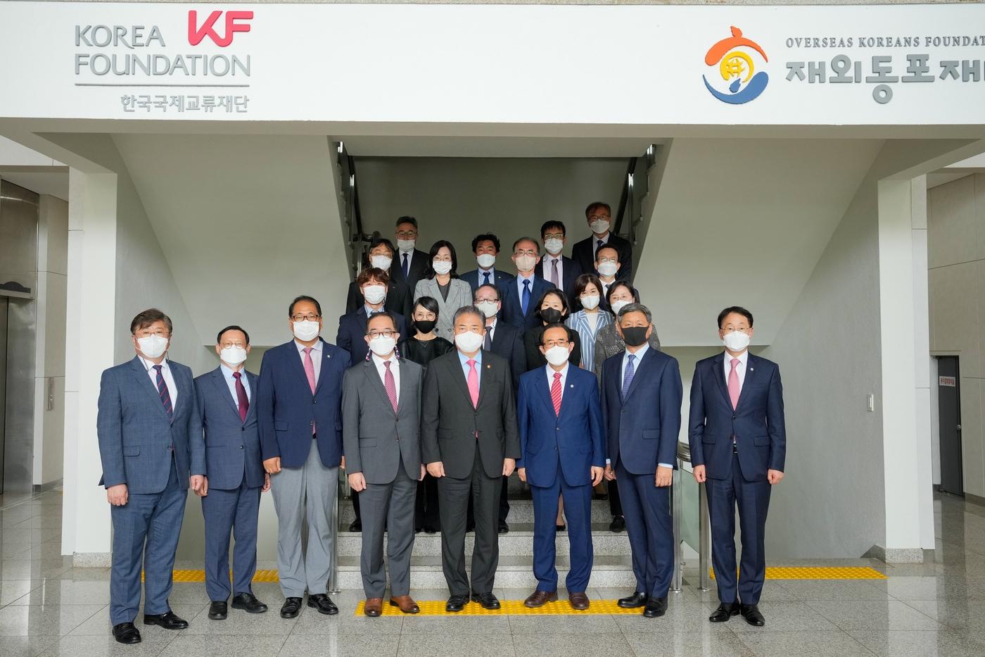 본문 이미지 - 박진 외교부 장관이 15일 제주 소재 한국국제교류재단(KF), 재외동포재단(OKF)을 방문해 직원들과 기념촬영하고 있다.(외교부 제공)