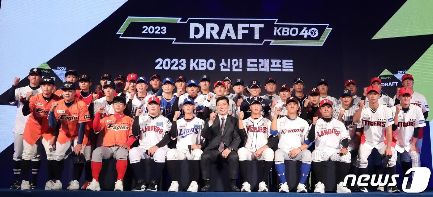 15일 오후 서울 중구 웨스틴조선호텔 그랜드볼룸에서 열린 2023 KBO 신인 드래프트에서 허구연 KBO 총재가 지명 받은 선수들과 기념촬영을 하고 있다. 2022.9.15/뉴스1 ⓒ News1 임세영 기자