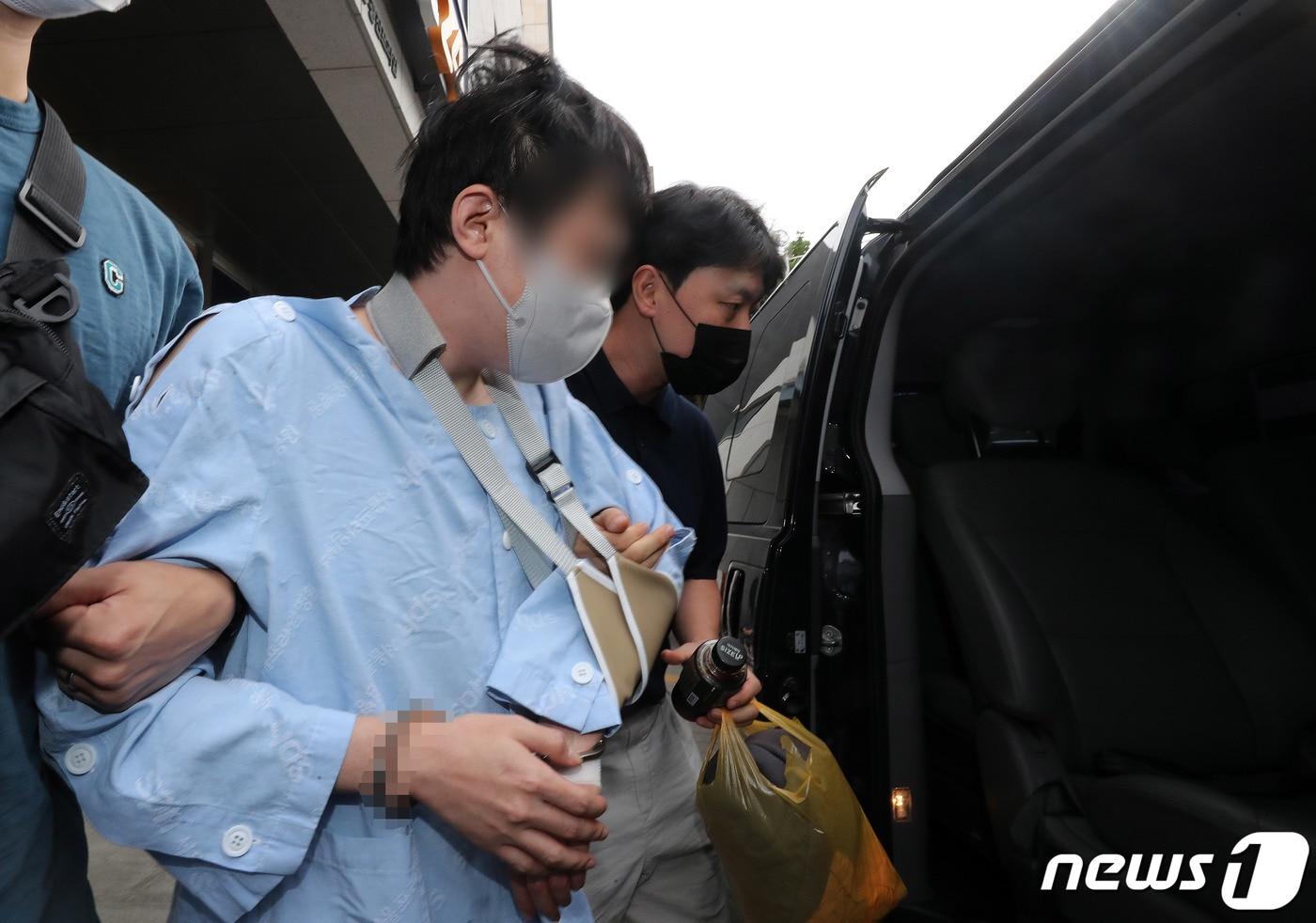 본문 이미지 - 신당역 살인사건 피의자가 15일 오후 서울 광진구의 한 병원에서 치료를 마치고 호송되고 있다. 14일 밤 9시쯤 서울교통공사에서 근무하다 직위 해제된 30대 남성 A씨가 신당역 여자화장실에서 20대 여성 역무원 B씨에게 흉기를 휘둘러 숨지게 했다. 범행 당시 화장실에 있던 승객이 피해자의 비명을 듣고 비상벨을 눌렀고 역사 직원 2명과 사회복무요원 1명, 시민 1명이 가해자를 제압한 뒤 경찰에 넘겼다. 2022.9.15/뉴스1 ⓒ News1 박세연 기자