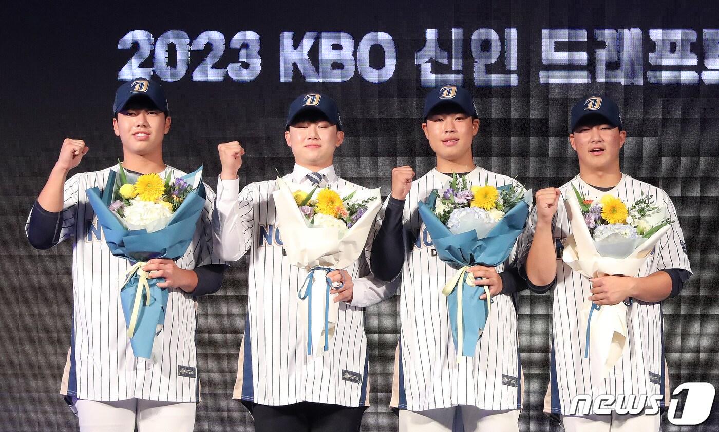 15일 오후 서울 중구 웨스틴조선호텔 그랜드볼룸에서 열린 2023 KBO 신인 드래프트에서 NC 다이노스에 지명된 선수들이 기념촬영을 하고 있다. 2022.9.15/뉴스1 ⓒ News1 임세영 기자