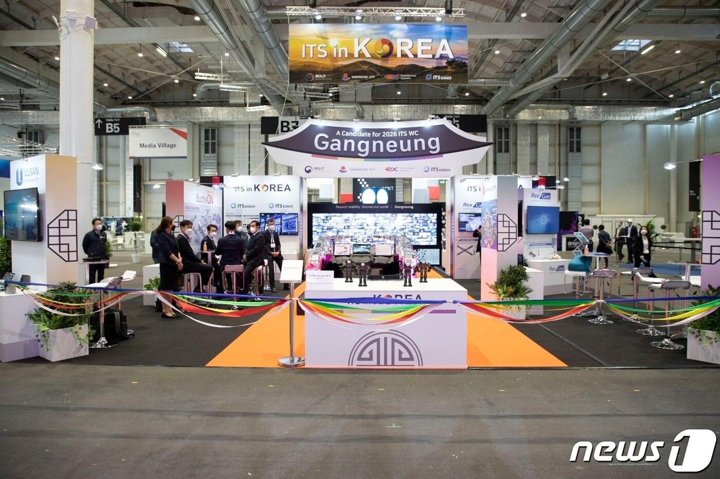 지난해 독일 함부르크에서 열린 ITS 세계총회 현장에 소개된 강릉시 홍보부스.(강릉시 제공) 2022.9.15/뉴스1