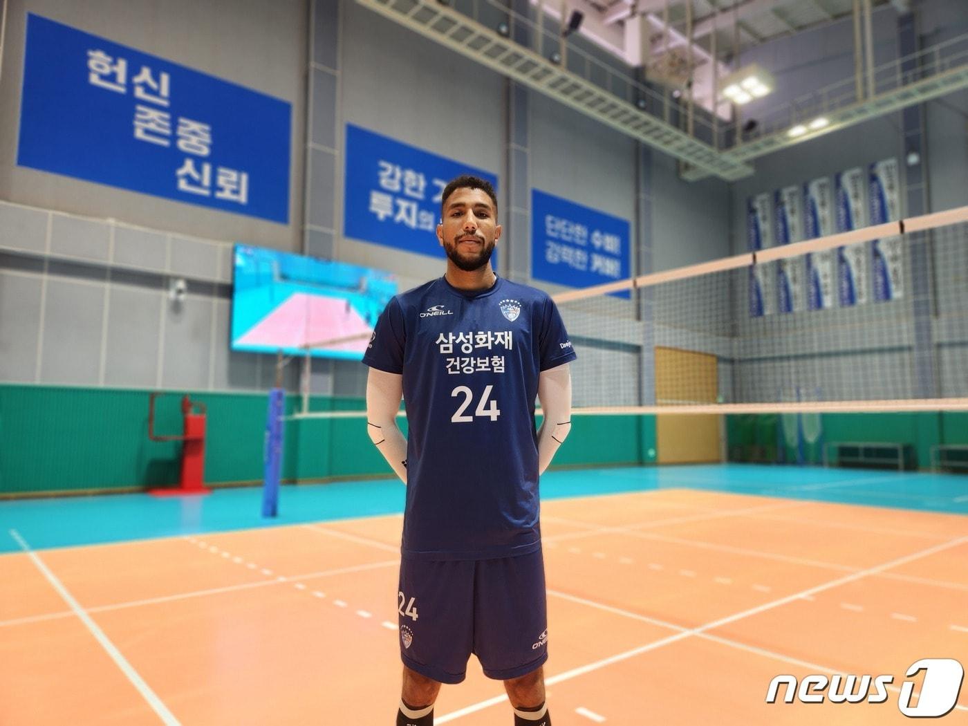 본문 이미지 - 삼성화재 외국인 선수 이크바이리가 15일 경기 용인의 삼성 훈련장에서 포즈를 취하고 있다.