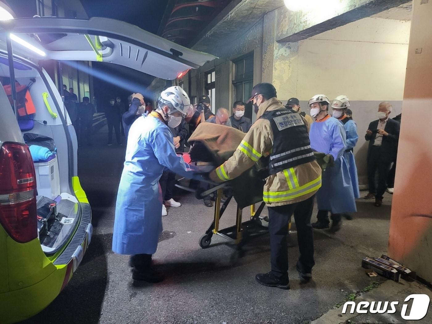 본문 이미지 - 지난 14일 오전 강원 태백 장성광업소의 장성갱도 내 직원 1명이 매몰되는 사고가 발생한 가운데 15일 오후 7시 55분쯤 실종자가 갱 밖으로 옮겨졌다. 2022.9.15/뉴스1 ⓒ News1 신관호 기자