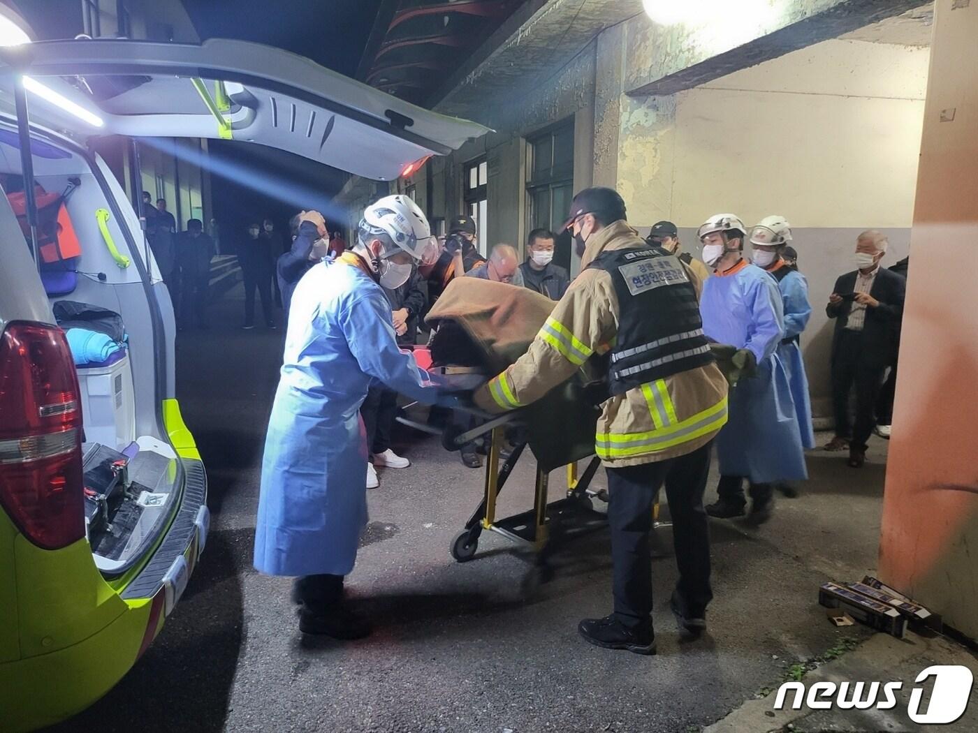 본문 이미지 - 지난 14일 오전 강원 태백 장성광업소의 장성갱도 내 직원 1명이 매몰되는 사고가 발생한 가운데 15일 오후 7시 55분쯤 실종자가 갱 밖으로 옮겨졌다. 2022.9.15/뉴스1 ⓒ News1 신관호 기자