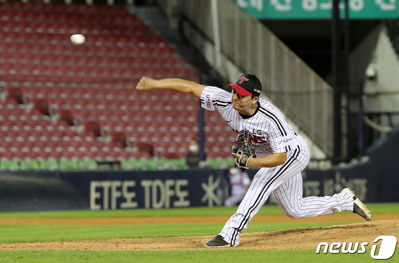 15일 오후 서울 송파구 잠실야구장에서 열린 프로야구 '2022 신한은행 SOL KBO리그' LG 트윈스와 KT 위즈의 경기 9회초 LG 마무리 투수 고우석이 역투하고 있다. 2022.9.15/뉴스1 ⓒ News1 박세연 기자