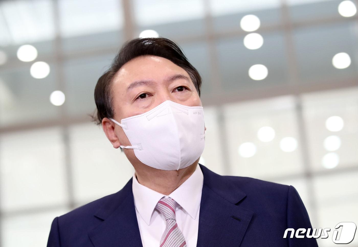 본문 이미지 - 윤석열 대통령이 16일 오전 용산 대통령실 청사에서 열린 출근길 문답(도어스테핑)에서 취재진의 질문에 답하고 있다. 2022.9.16/뉴스1 ⓒ News1 오대일 기자