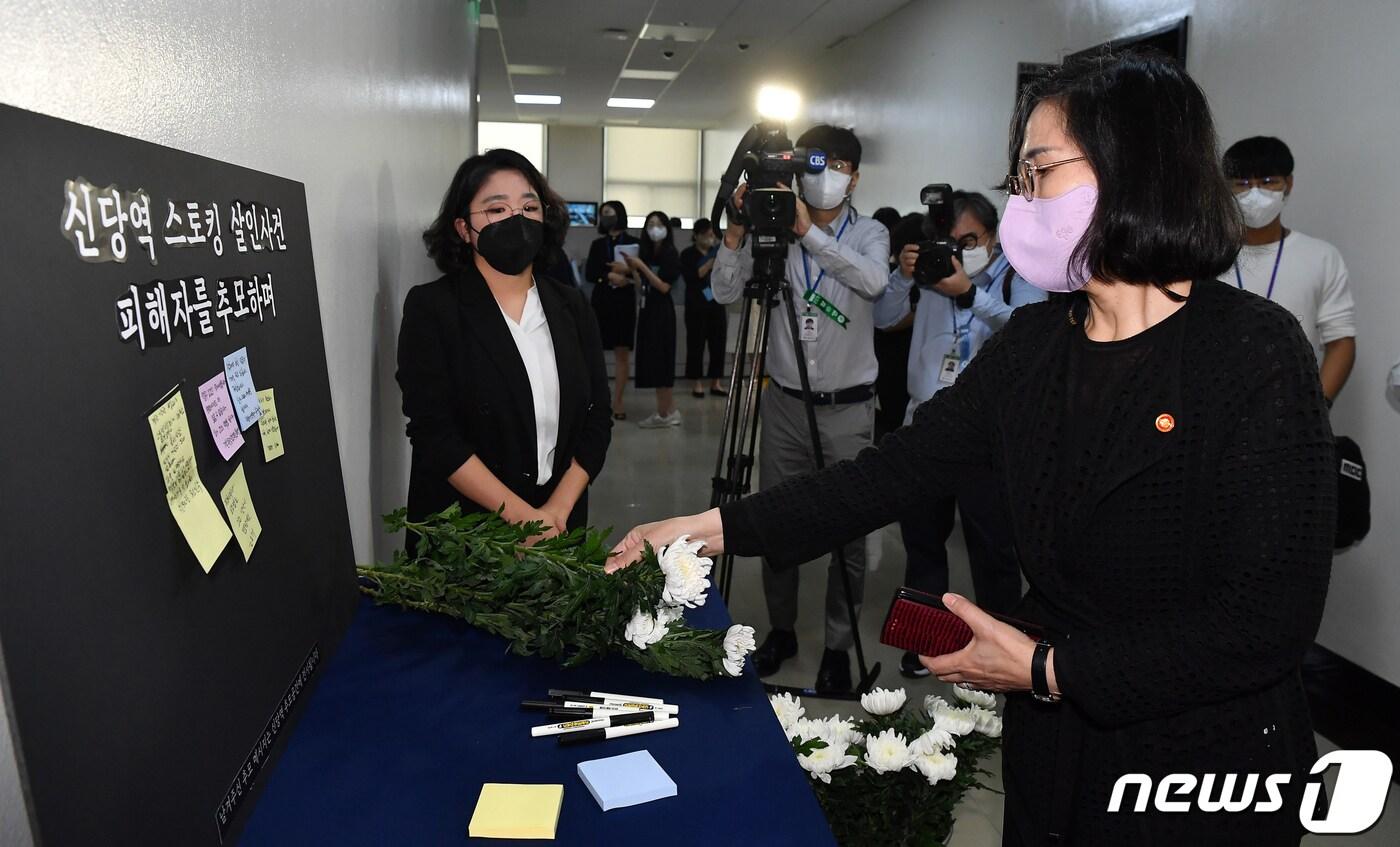 본문 이미지 - 김현숙 여성가족부 장관이 16일 오전 서울 여의도 국회 여성가족위원회 회의실 앞 복도에 마련된 신당역 역무원 피살사건 피해자 추모 공간에서 헌화하고 있다. (공동취재) 2022.9.16/뉴스1 ⓒ News1 유승관 기자