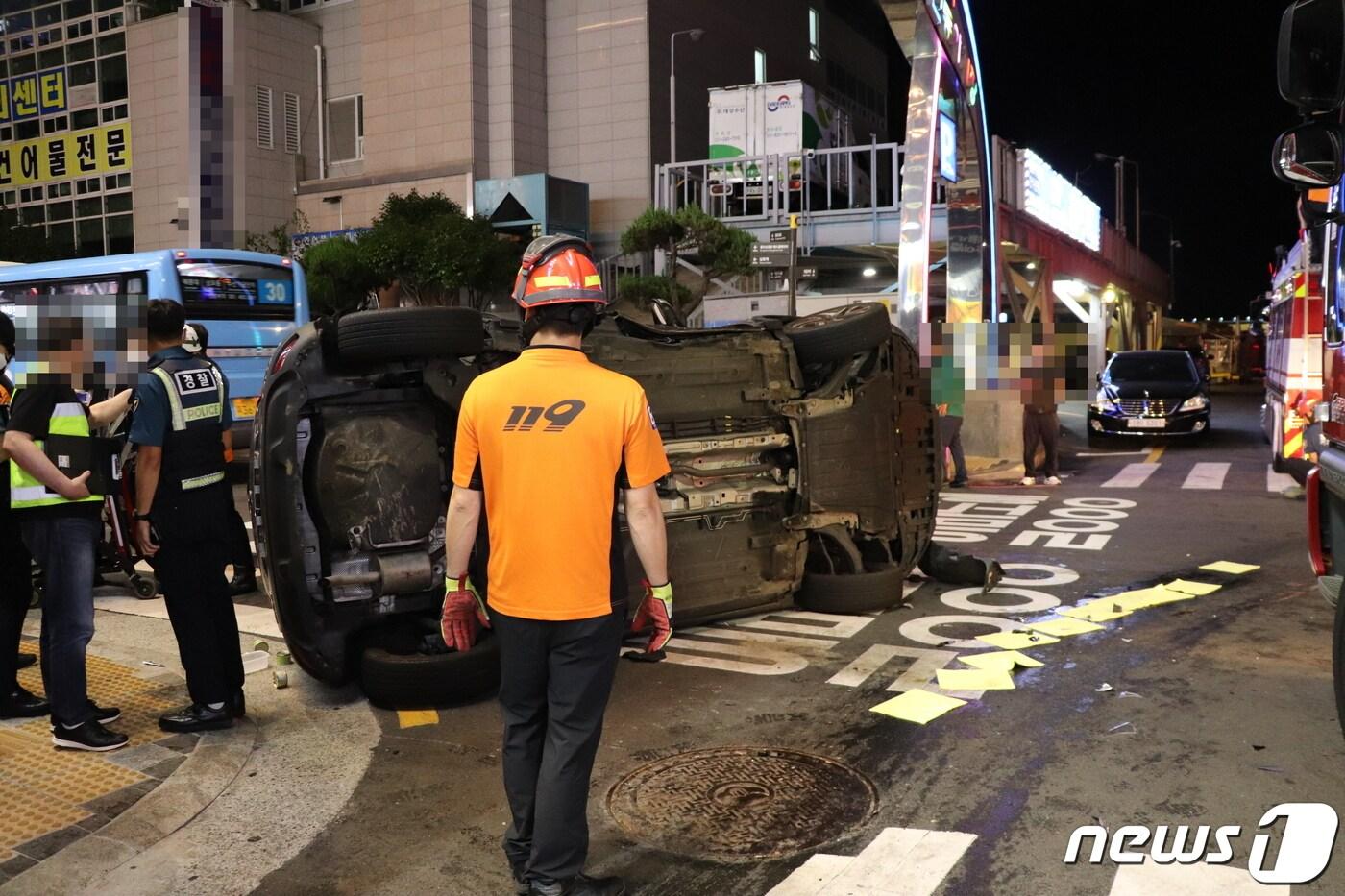본문 이미지 - 16일 오후 11시쯤 부산 중구 남포동 한 사거리에서 승용차와 SUV가 부딪혀 SUV가 오른쪽으로 넘어진 모습.(부산경찰청 제공) 