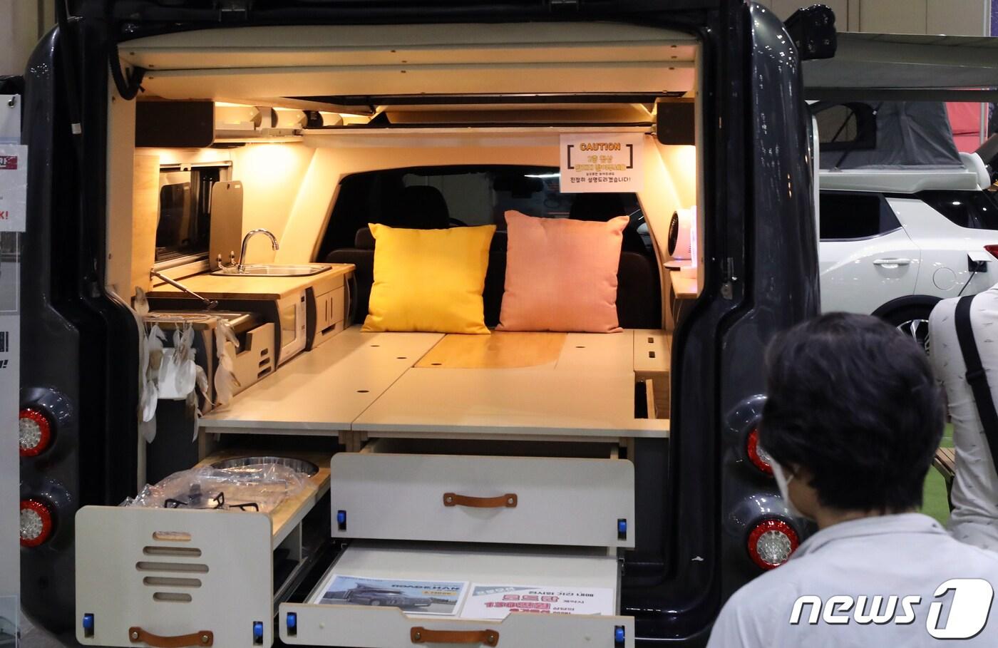지난 9월 경기 고양시 킨텍스에서 열린 '2022 오토살롱위크'에서 관람객들이 캠핑카를 관람하고 있다. /뉴스1 ⓒ News1 송원영 기자