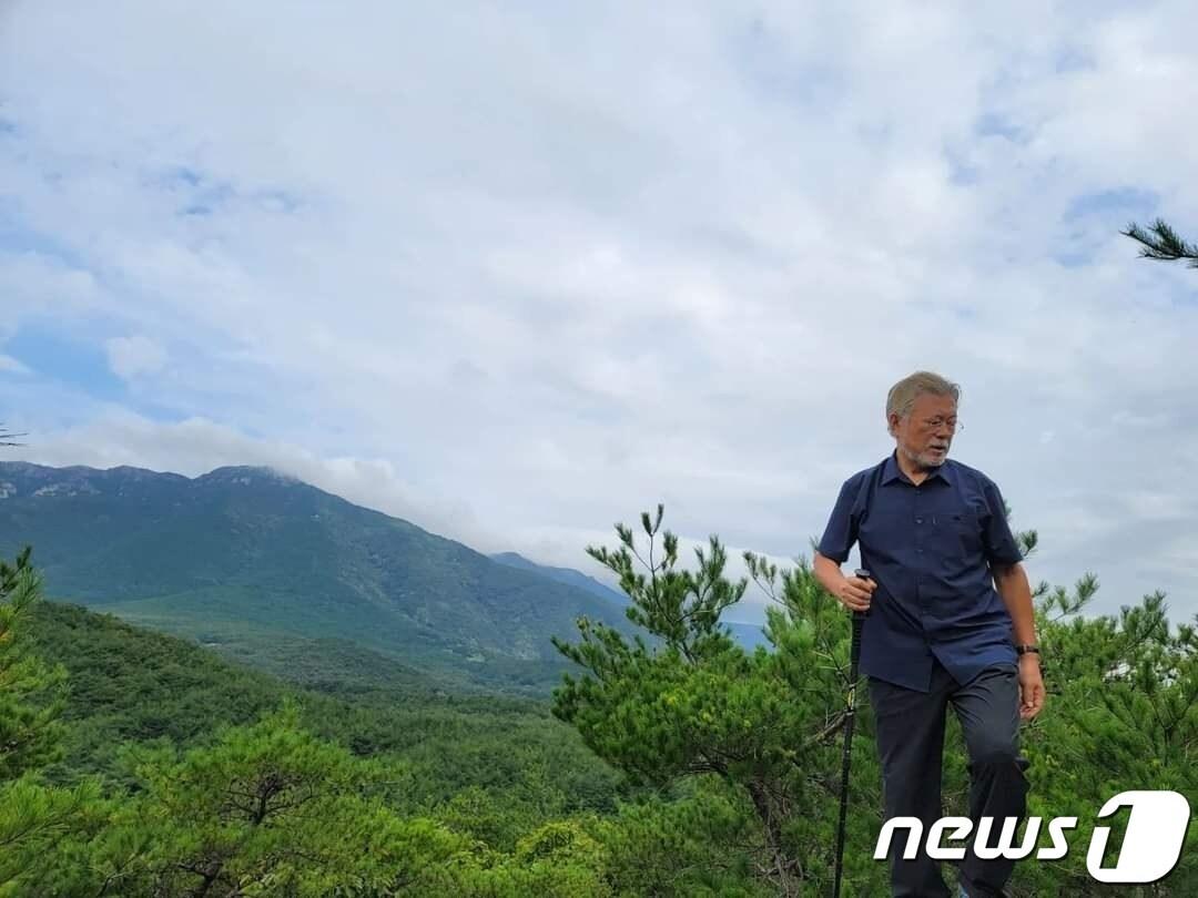 본문 이미지 - 16일 문재인 전 대통령과 김정숙 여사가 영축산 산행을 한 모습이 페이스북을 통해 공개됐다. (문재인 전 대통령 페이스북 갈무리) 2022.9.16/뉴스1 ⓒ News1 임세영 기자