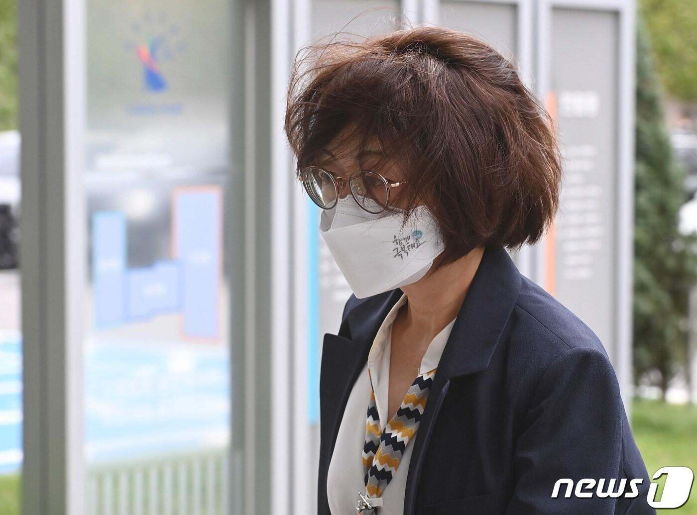 본문 이미지 - 은수미 전 성남시장이 16일 오후 경기 수원시 영통구 수원지방법원에서 열린 직권남용권리행사방해·뇌물수수 등 혐의 선고 공판에 출석하고 있다. (공동취재) 2022.9.16/뉴스1 ⓒ News1 김영운 기자