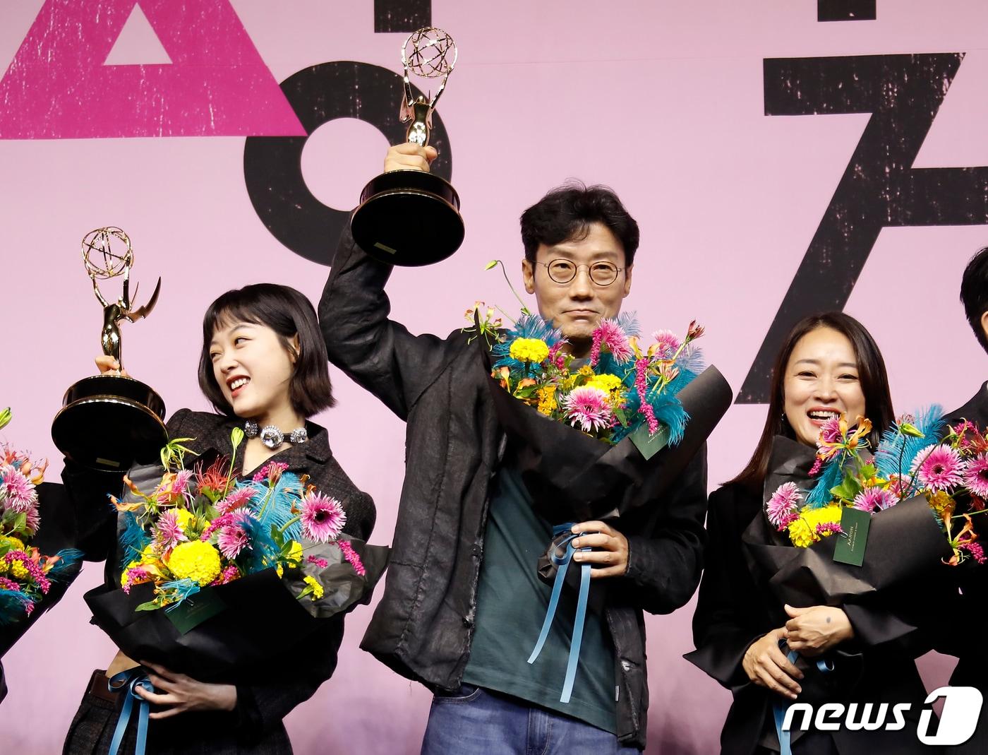 본문 이미지 - 배우 이유미&#40;왼쪽부터&#41;와 황동혁 감독, 김지연 대표가 16일 서울 중구 웨스틴 조선 서울에서 열린 ‘오징어 게임’ 에미상 수상 기념 간담회에서 포즈를 취하고 있다. ‘오징어 게임’은 지난 5일 열린 제74회 프라임타임 크리에이티브 아츠 에미상&#40;Primetime Creative Arts Emmy Awards&#41; 시상식에서 게스트상&#40;이유미&#41;, 프로덕션디자인상, 스턴트퍼포먼스상, 시각효과상 등 4개 부문상을 수상했다. 2022.9.16/뉴스1 ⓒ News1 권현진 기자