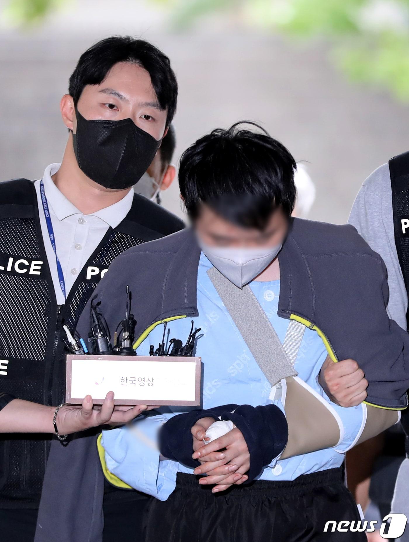 본문 이미지 - 신당역 살인사건 피의자가 16일 오후 서울 서초구 서울중앙지방법원에서 열린 구속 전 피의자 심문(영정실질심사)에 출석하고 있다.  2022.9.16/뉴스1 ⓒ News1 장수영 기자