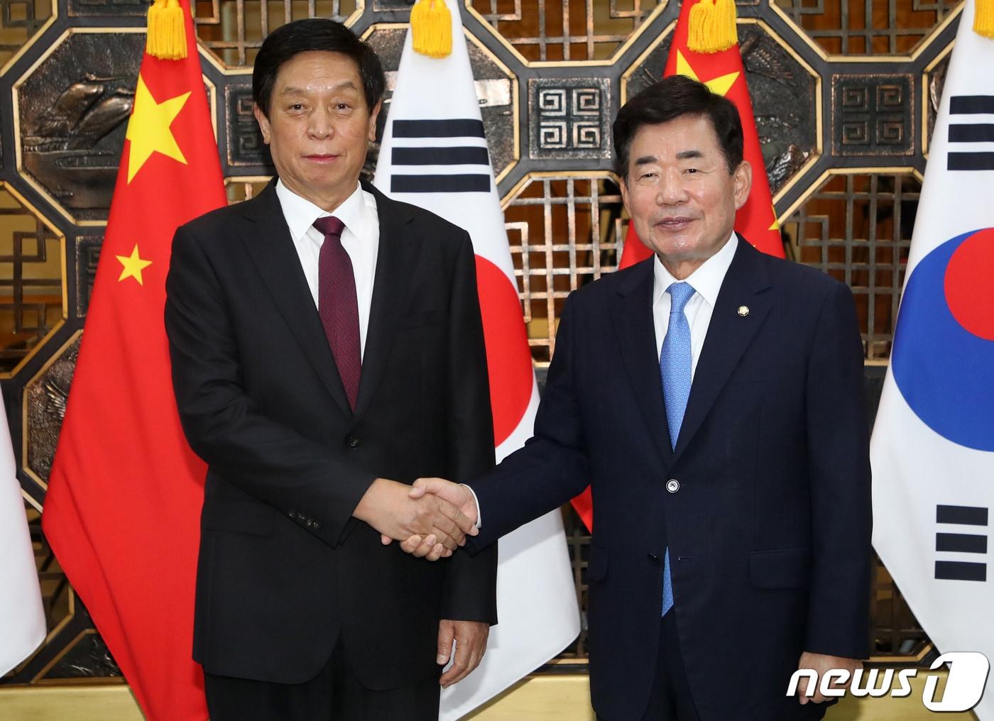 본문 이미지 - 김진표 국회의장(오른쪽)과 중국 공산당 서열 3위인 리잔수(栗戰書) 전국인민대표회의 상무위원장 겸 정치국 상무위원이 16일 서울 여의도 국회에서 회담에 앞서 기념 촬영을 하고 있다. (공동취재) 2022.9.16/뉴스1 ⓒ News1 유승관 기자