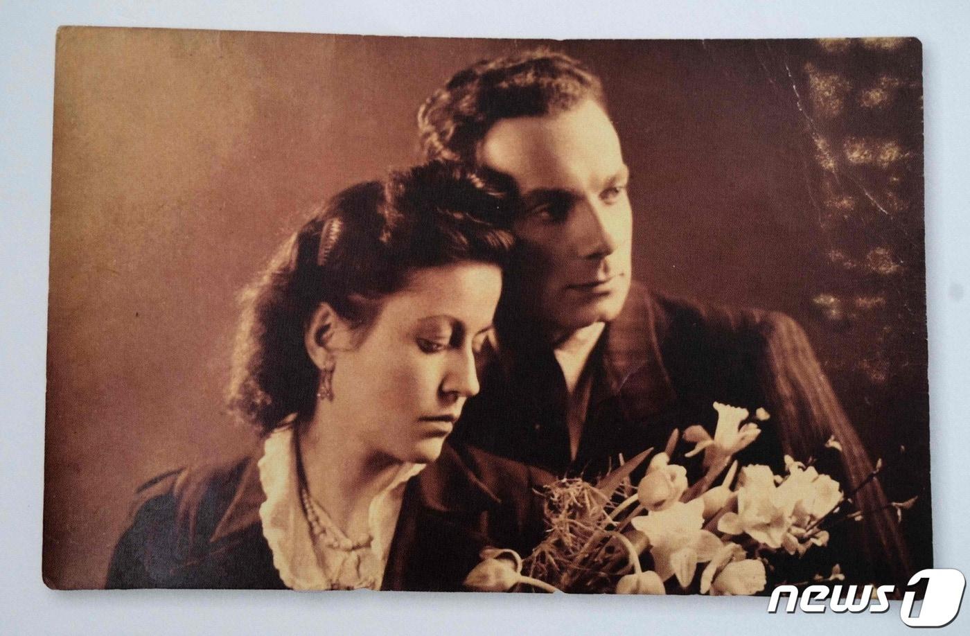 1944년 3월18일 당시 아우슈비츠 강제 수용소에서 열린 루돌프 프리멜과 마르가리타 페러 레이의 결혼식 사진이 오스트리아 빈 시청 도서관에 전시된 모습. ⓒ AFP=뉴스1 ⓒ News1 김민수 기자