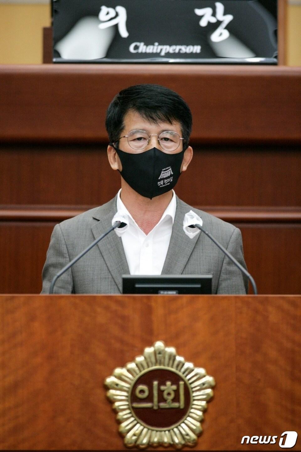 본문 이미지 - 권요안 전북도의원이 ‘기업자본의 가축 사육업 진입 제한을 위한 제도 마련 촉구 건의안’을 대표 발의하고 있다.(전북도의회제공)2022.9.16/뉴스1 ⓒ News1 김동규 기자