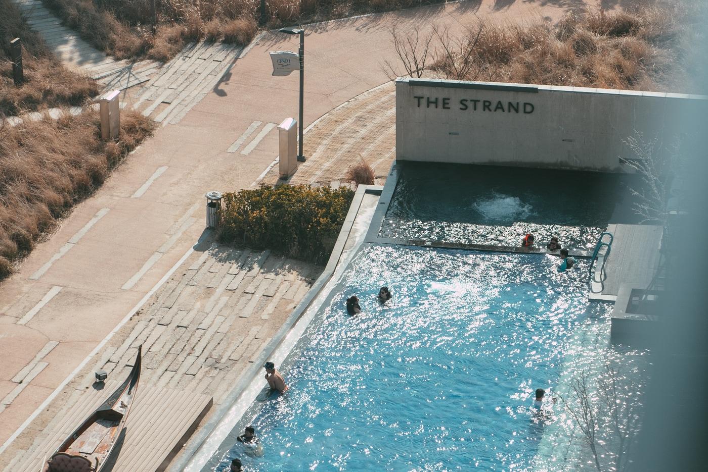 한겨울에도 운영하는 인천 영종도 네스트 호텔의 야외 수영장(이하 각 호텔 제공)