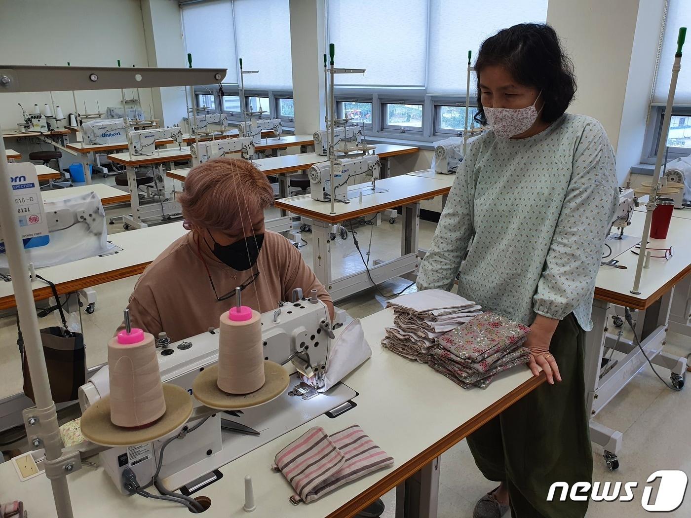 본문 이미지 - 충북 충주의 '무엇이든 만든다' 융합·창조 동아리가 고장 난 우산으로 반려견 우비를 만드는 재능기부 활동을 추진해 눈길을 끌고 있다. 사진은 노인 휴대전화 손가방 제작 모습.(충주시평생학습관 제공)2022.9.17/뉴스1