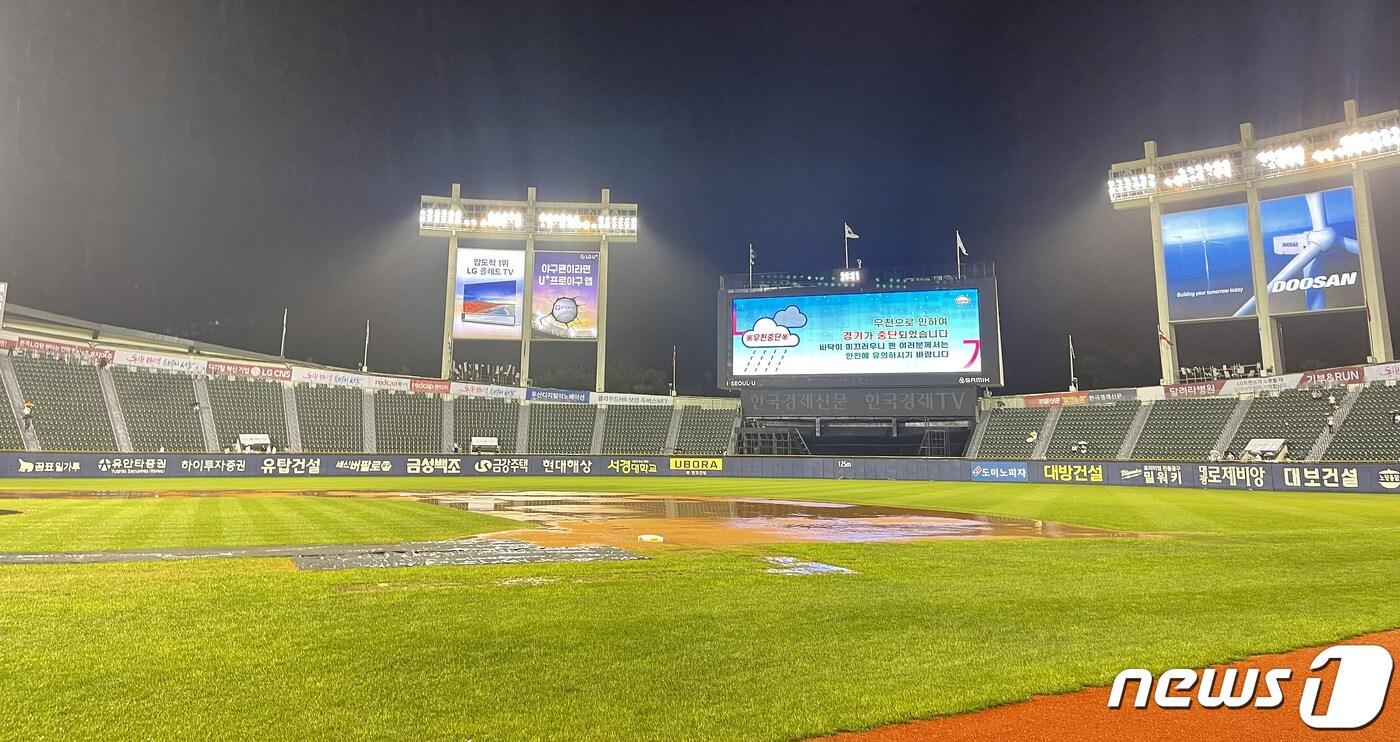 본문 이미지 - 16일 오후 서울 송파구 잠실야구장에서 열린 프로야구 '2022 신한은행 SOL KBO리그' LG 트윈스와 KT 위즈의 경기에서 KT가 1-0으로 앞선 3회말 우천으로 경기가 중단되고 있다. 2022.9.16/뉴스1 ⓒ News1 박지혜 기자