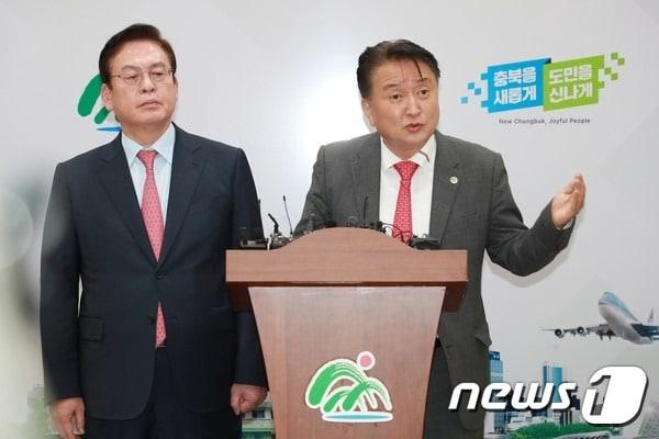 본문 이미지 - 지난 7일 김영환 충북지사(오른쪽)와 정우택 국회의원이 충북도청 브리핑룸에서 충북지원특별법 추진 관련 기자회견을 하고 있다. /뉴스1