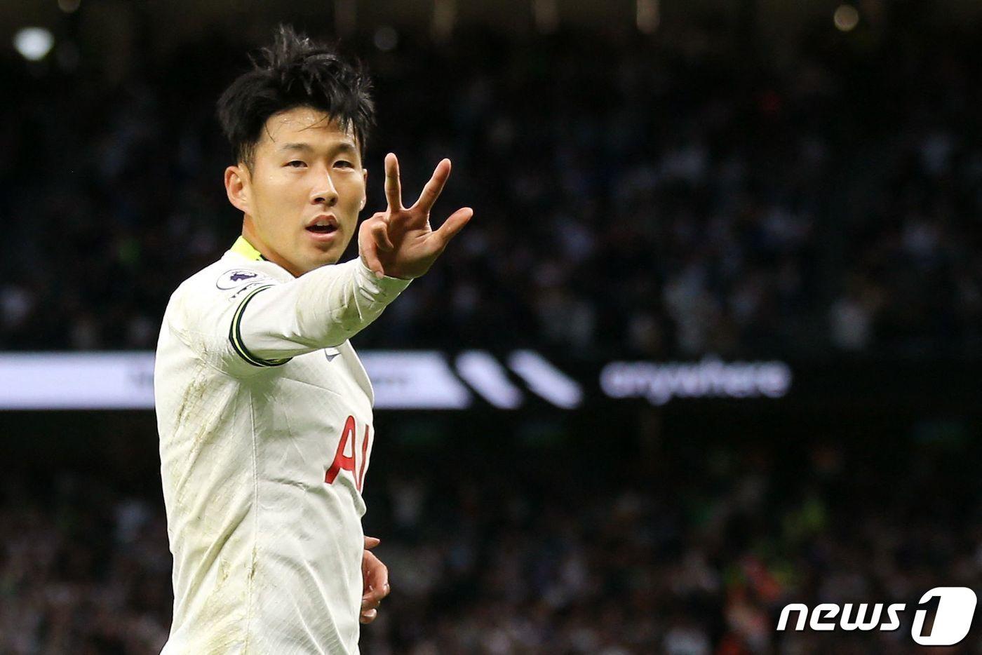 토트넘의 손흥민이 17일&#40;이하 현지시간&#41; 영국 런던 토트넘 홋스퍼 스타디움에서 열린 토트넘과 레스터시티와의 경기에서 세 골을 넣고 손가락 3개를 펼쳐보이고 있다. ⓒ AFP=뉴스1
