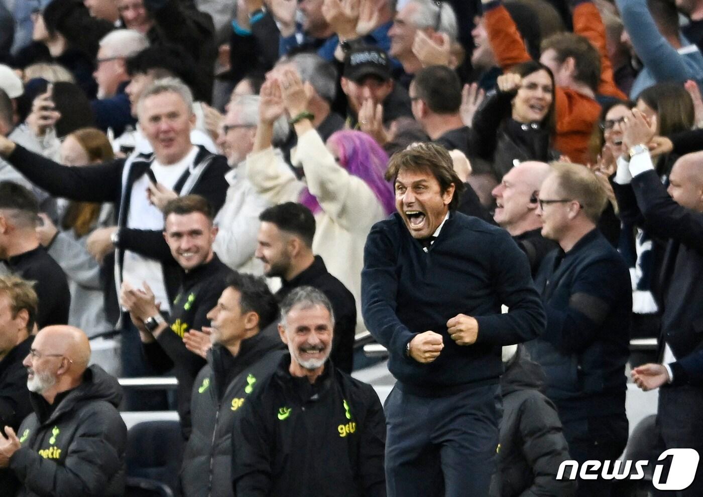 손흥민의 해트트릭에 포효하는 콘테 감독 ⓒ 로이터=뉴스1